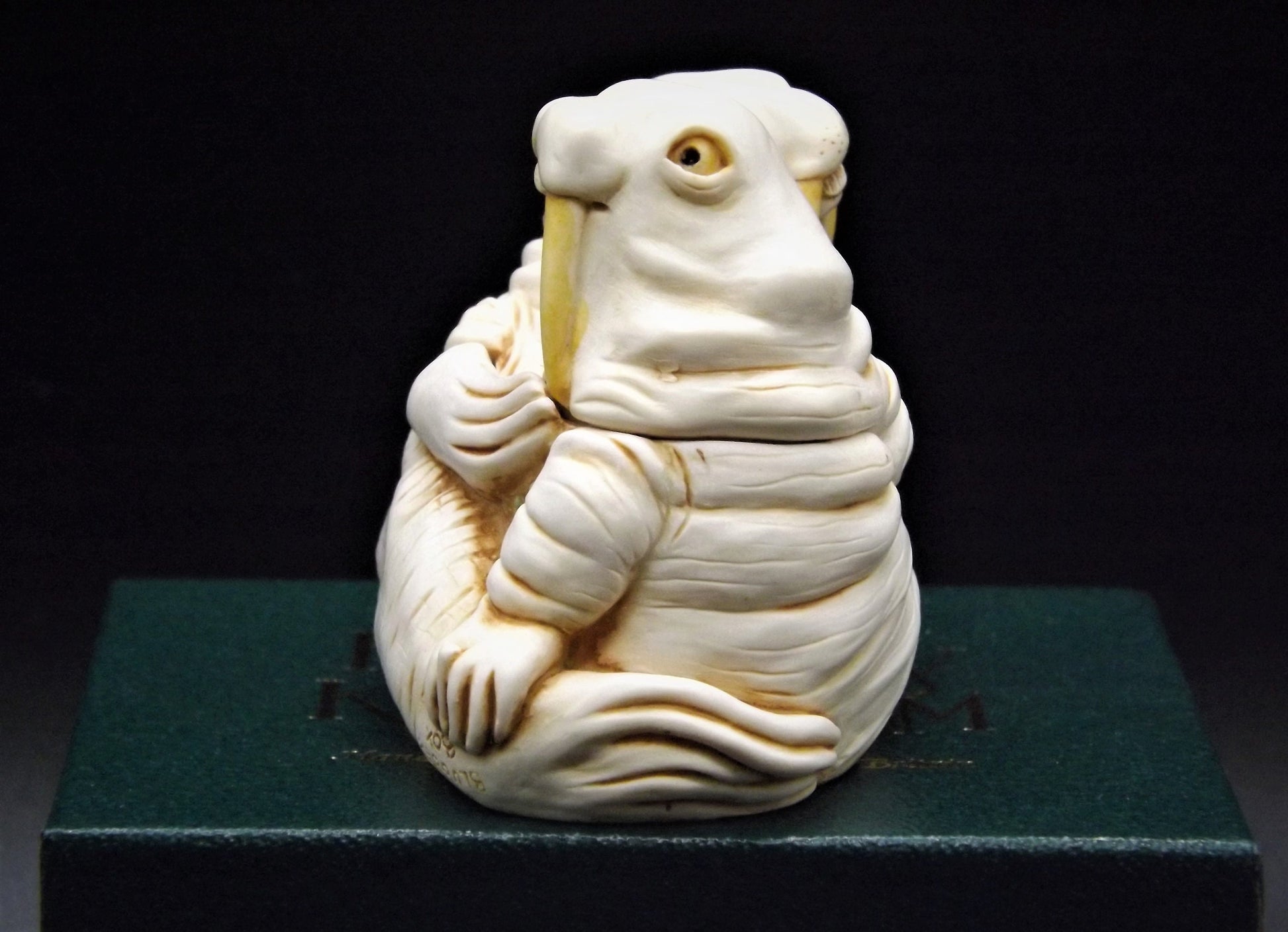 Closeout Sale! Retired 1994 Harmony Kingdom "Love Seat'" Jest Figurine TJWA with original box. Excellent condition.