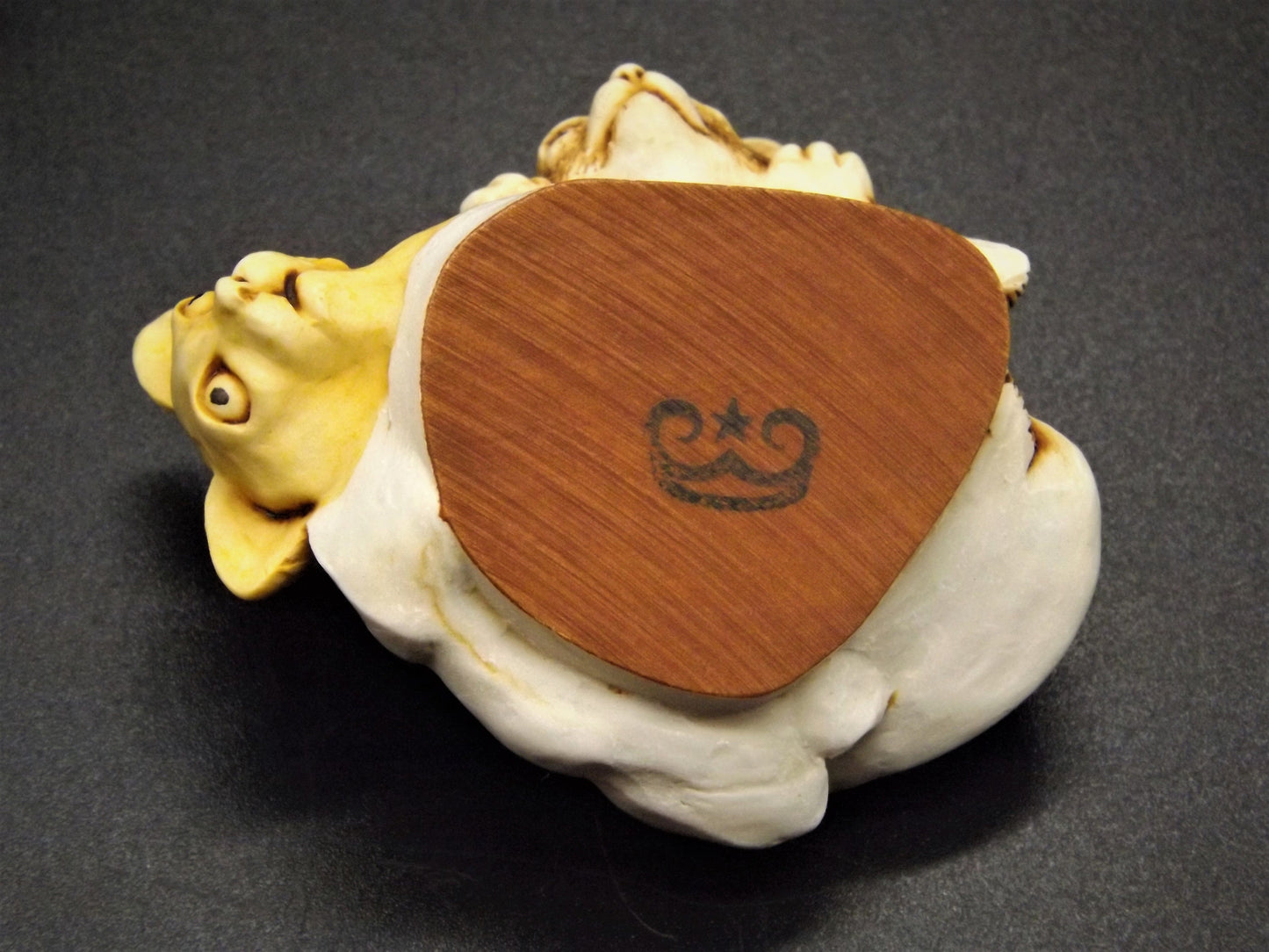 Retired 1998 Harmony Kingdom "Sneak Preview'" Jest Figurine TJICE98 with original box. Excellent condition.