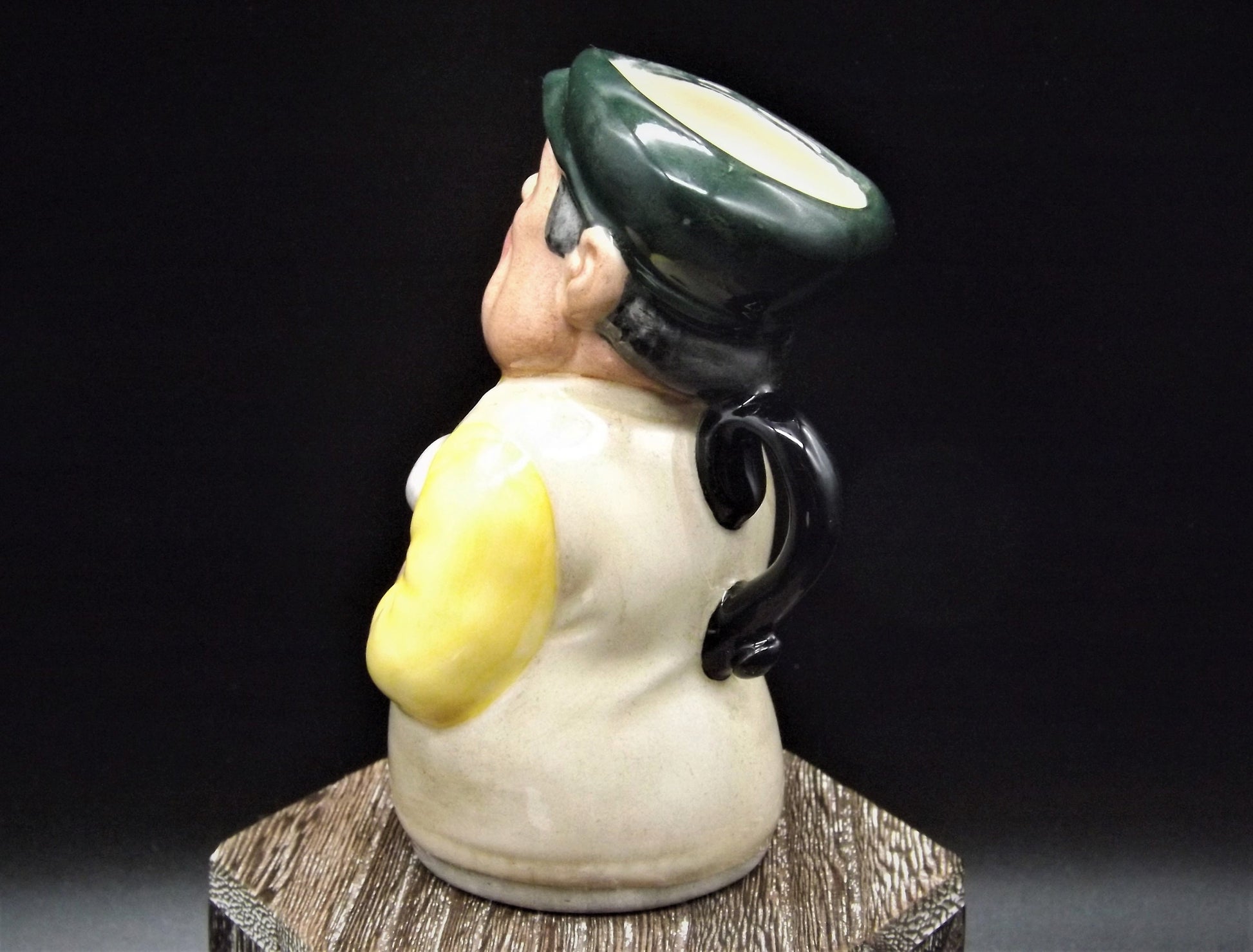 Closeout Sale! Vintage 1985 Royal Doulton Doultonville Collection D-6740 Major Green The Golfer. Excellent condition no box.