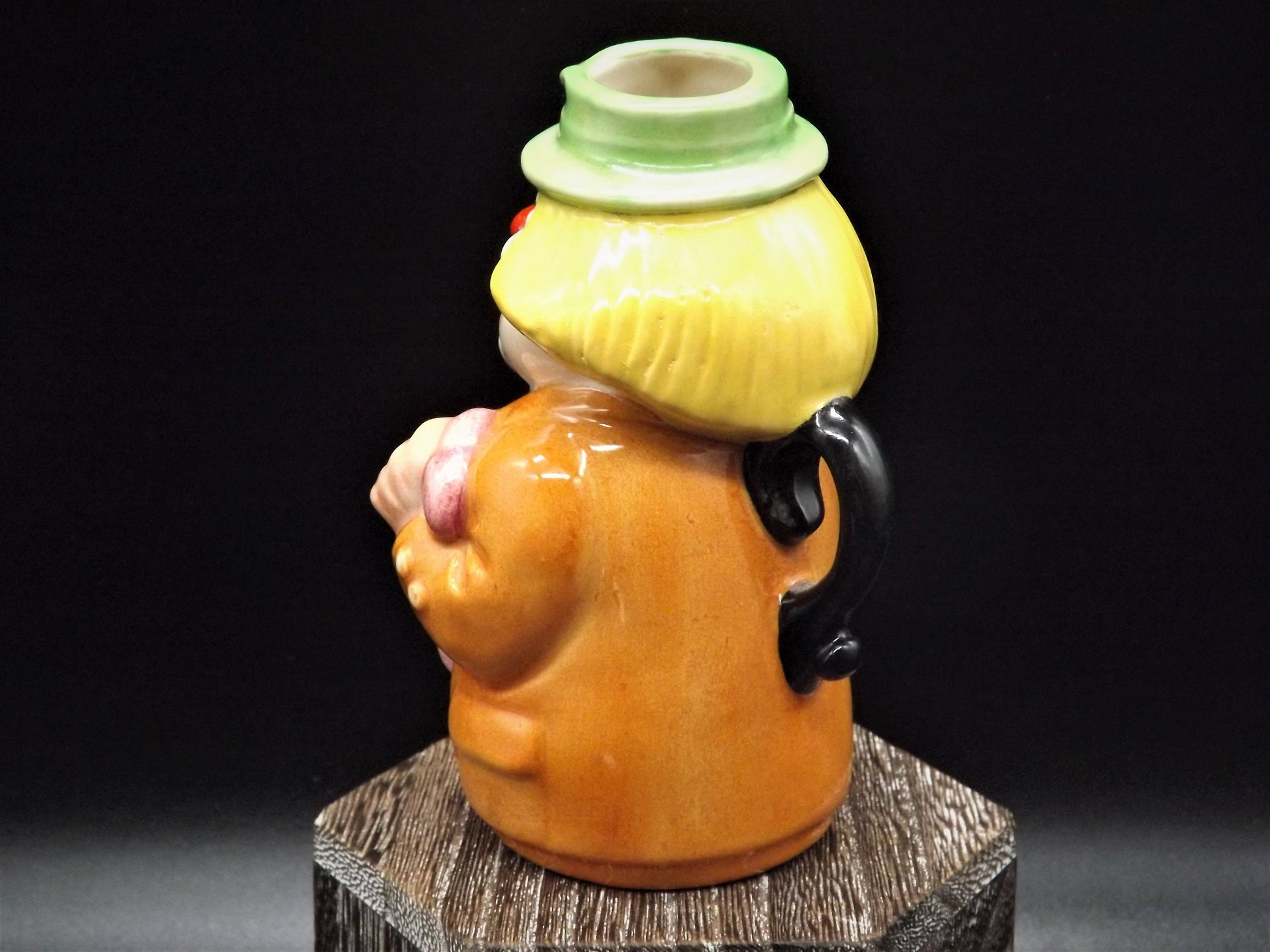 Closeout Sale! Vintage 1986 Royal Doulton Doultonville Collection D-6768 Charlie Cheer The Clown. Excellent condition no box.