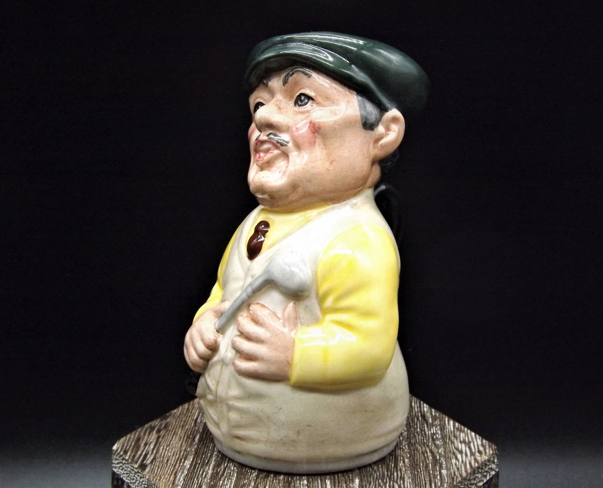 Closeout Sale! Vintage 1985 Royal Doulton Doultonville Collection D-6740 Major Green The Golfer. Excellent condition no box.