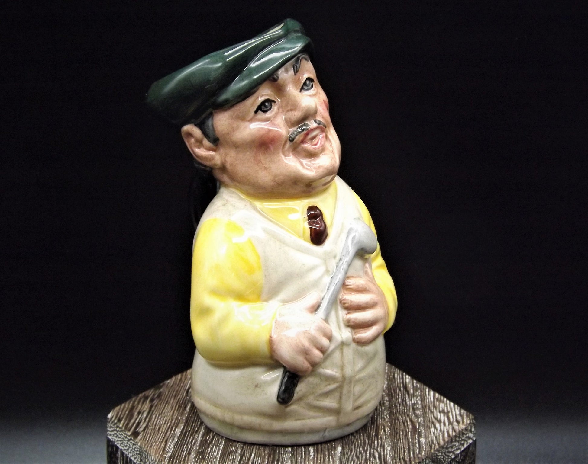 Closeout Sale! Vintage 1985 Royal Doulton Doultonville Collection D-6740 Major Green The Golfer. Excellent condition no box.