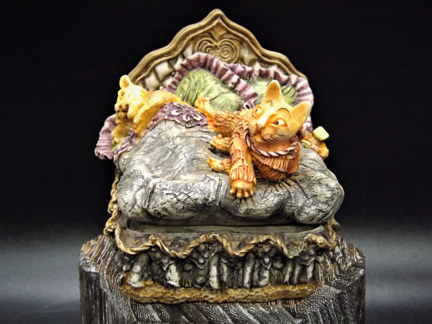 Harmony Kingdom Clair De Lune "Beauregard and Baby's Bed" Treasure jest.