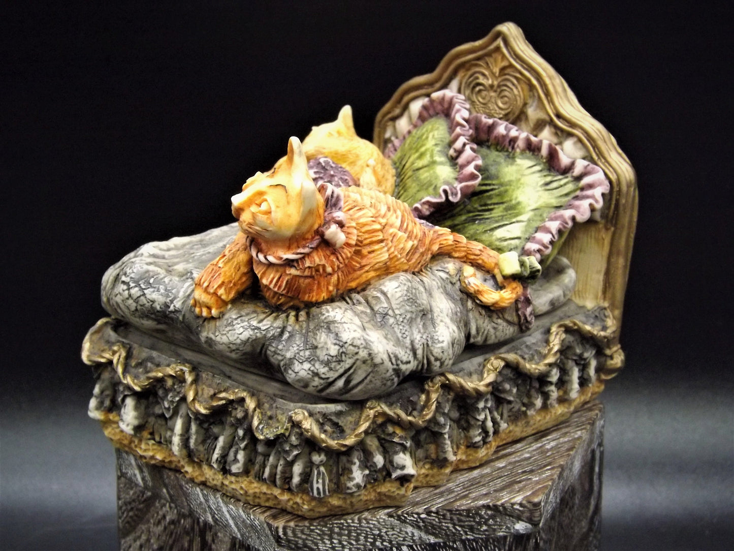 Harmony Kingdom Clair De Lune "Beauregard and Baby's Bed" Treasure jest.