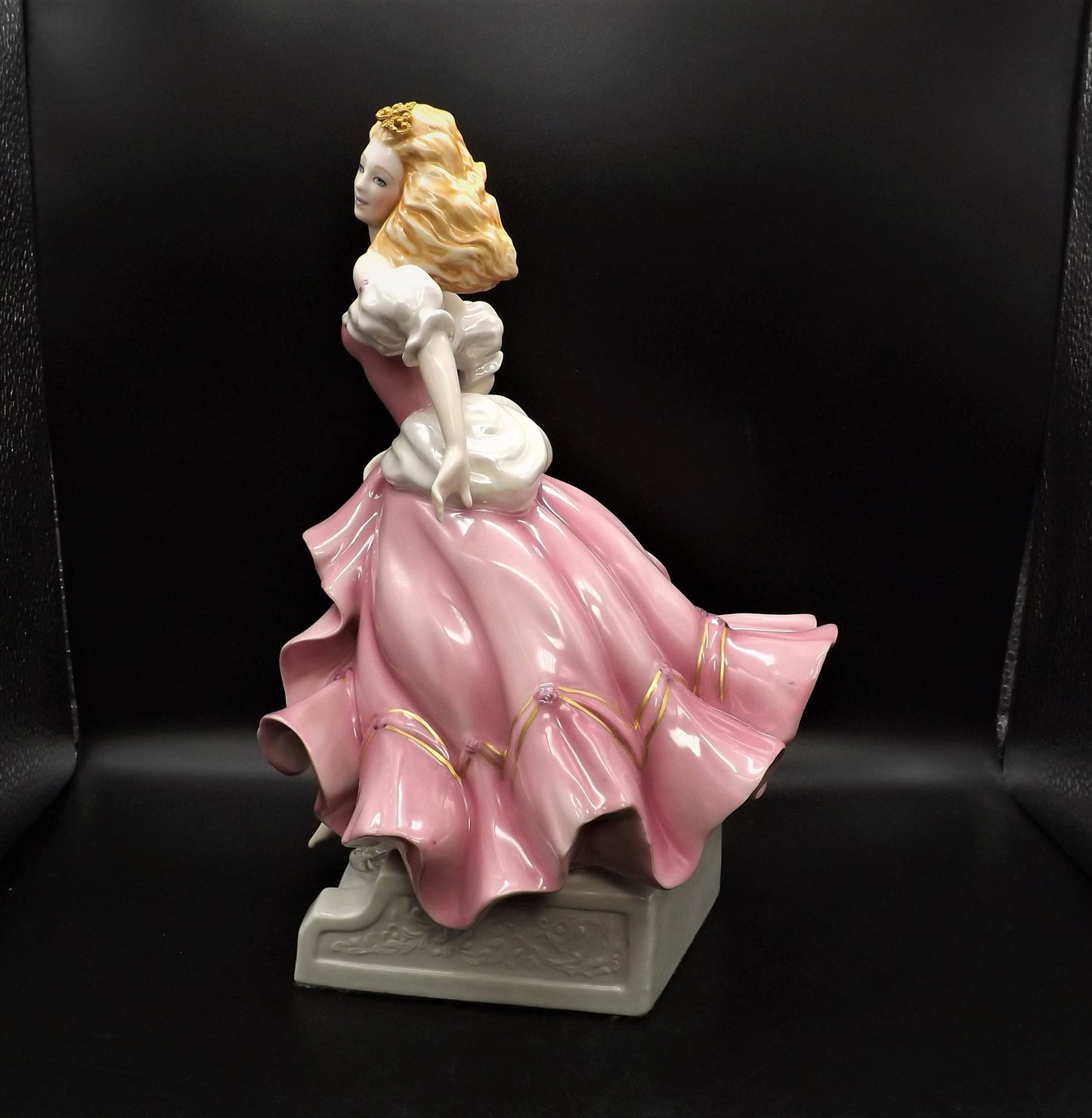 Closeout sale! Vintage 1988 Cinderella Franklin Mint Disney Porcelain Figurine designed by Gerda Neubacher. Exceptional condition.