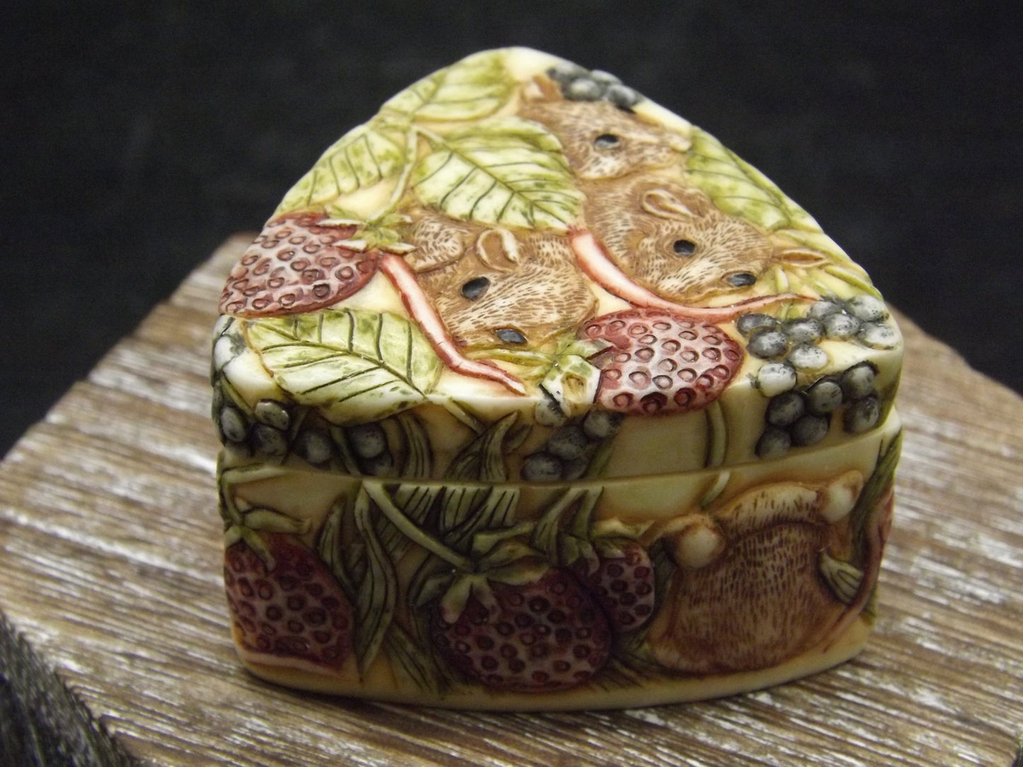 Harmony Kingdom Jardinia "Strawberry Fields" Trinket Box with Box