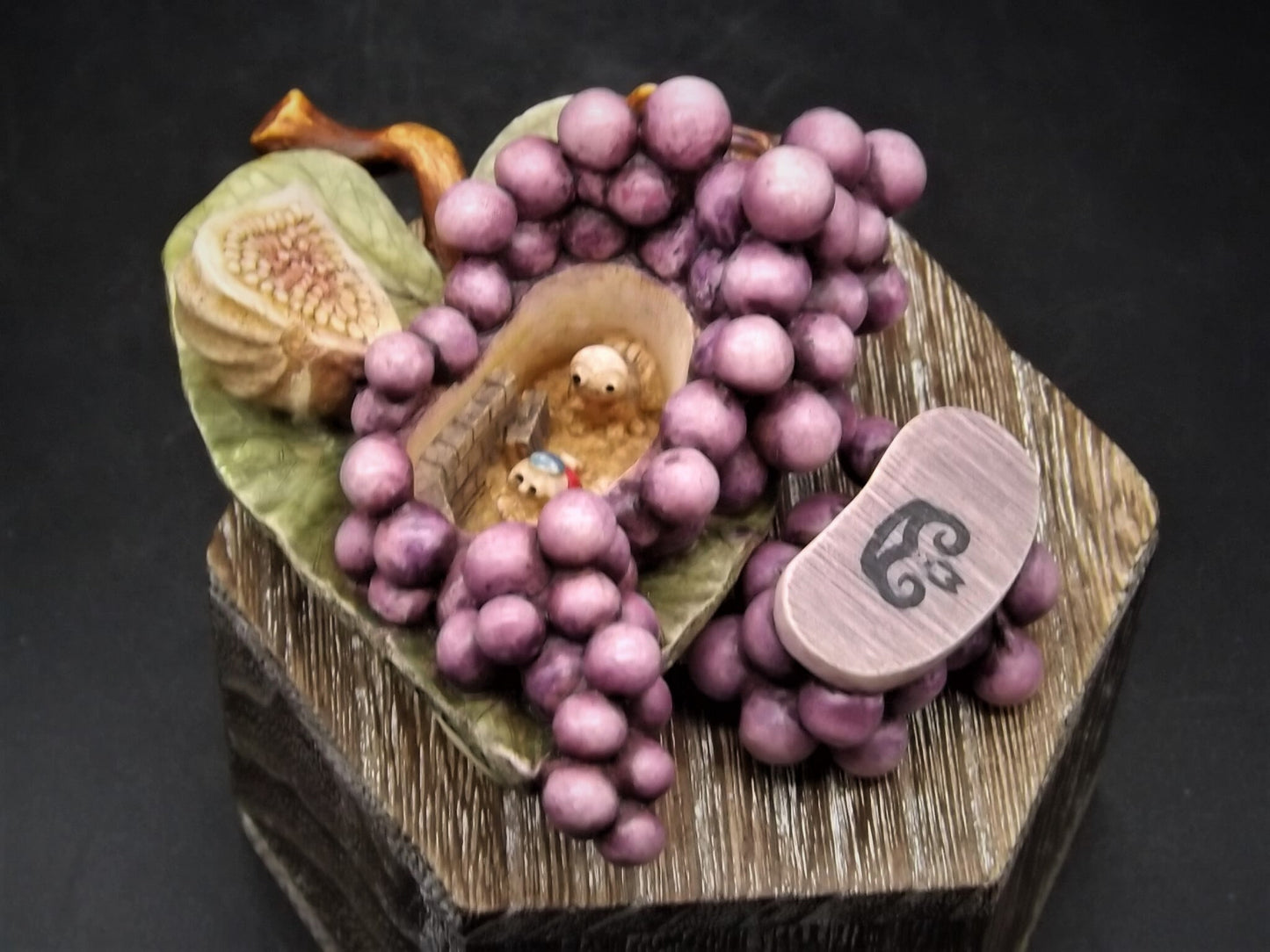 Harmony Kingdom Grapes Figurine - Lord Byron's Harmony Garden - With Original Box