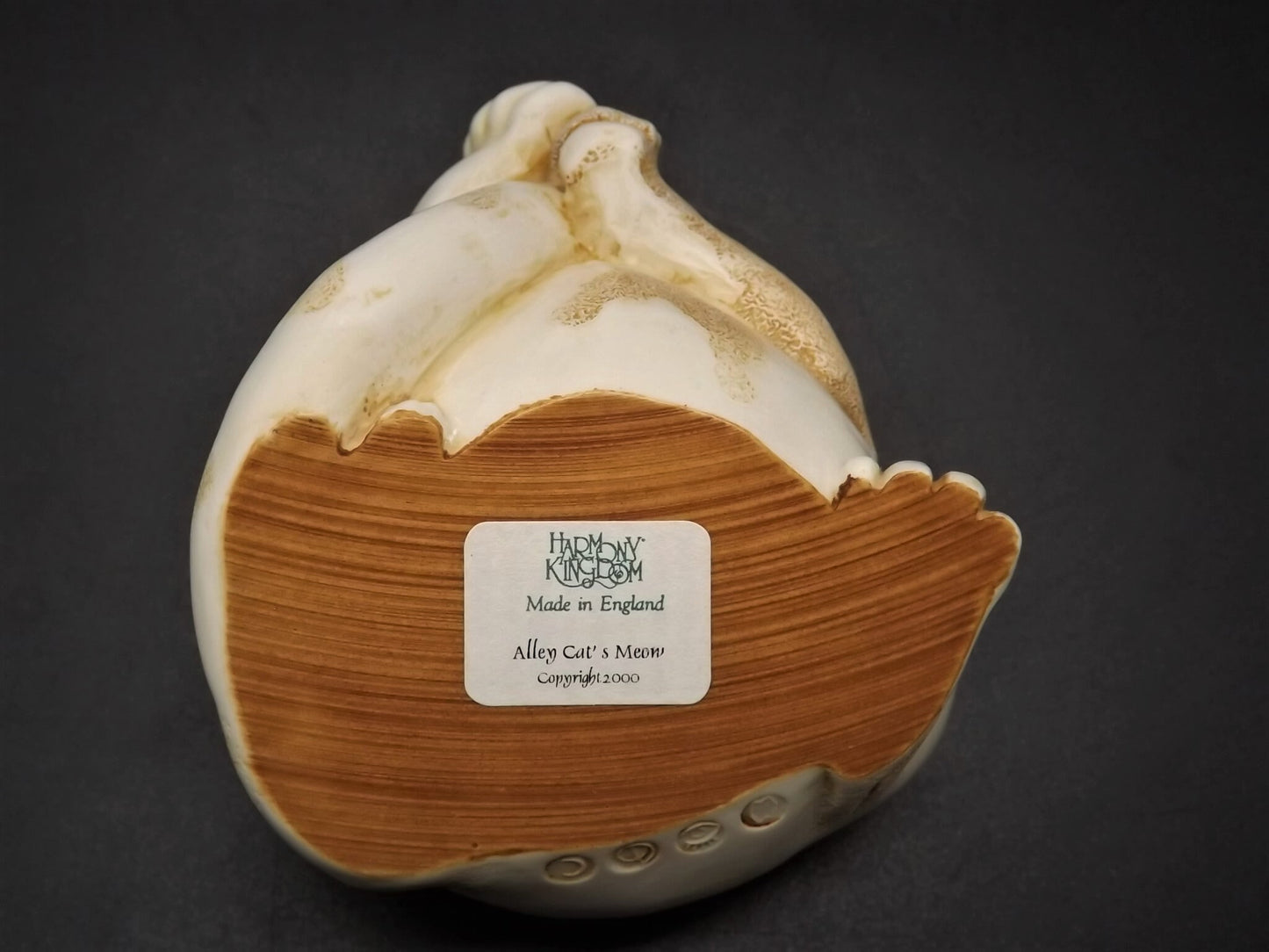 Closeout Sale! Retired 1999 Harmony Kingdom "Alley Cat's Meow" piece Excellent condition with original box, No damage to ear!