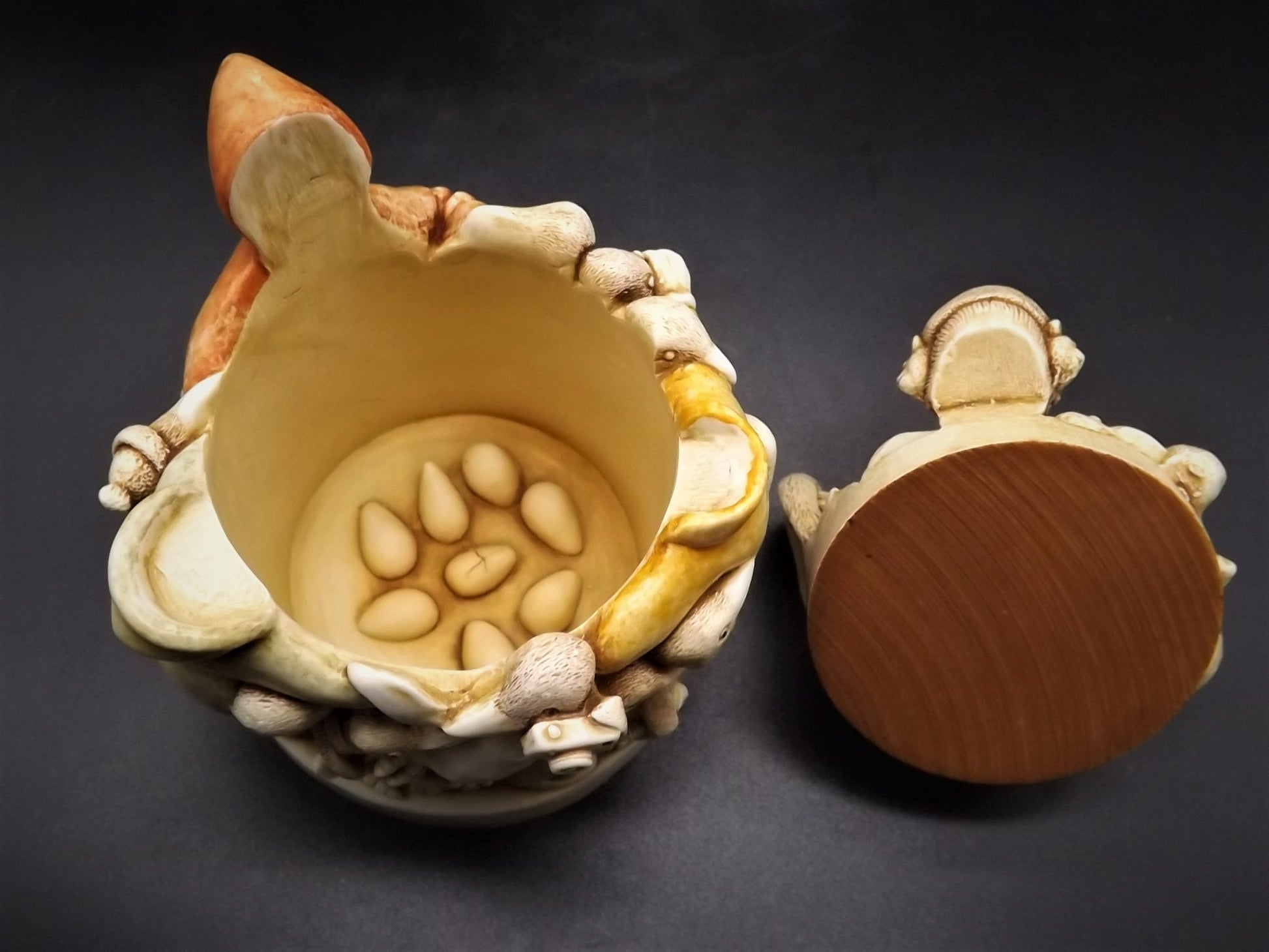 Closeout Sale! Retired 1994 Harmony Kingdom "Antarctic Antics" piece Excellent condition. Item # TJXLPE.