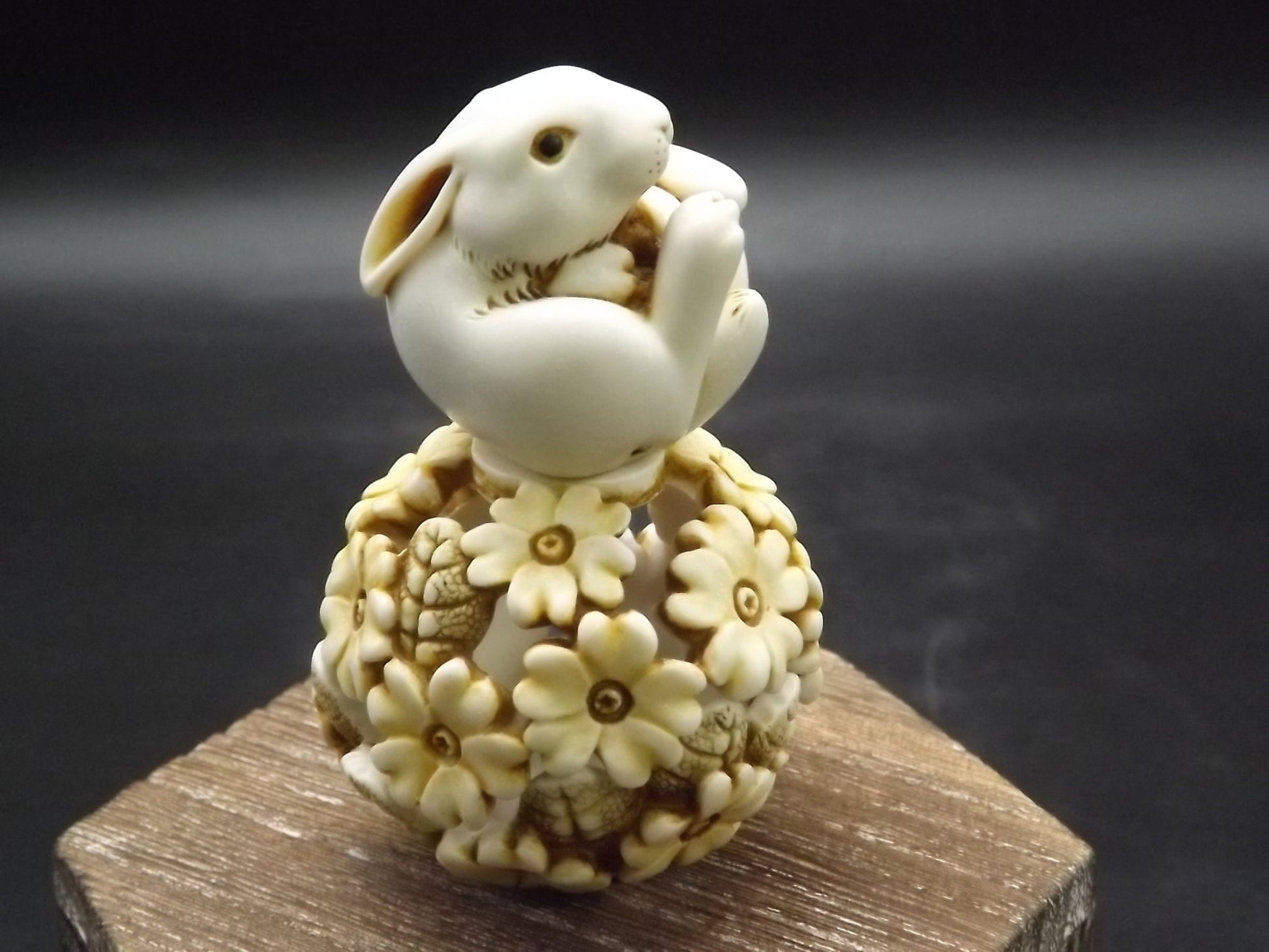 Adam Binder Eden series Yellow "Spring Forth". Rabbit hiding in some flowers. Excellent shape only 800 made in yellow!