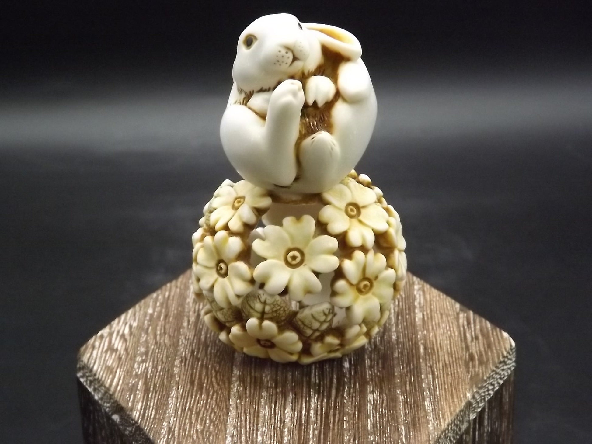 Adam Binder Eden series Yellow "Spring Forth". Rabbit hiding in some flowers. Excellent shape only 800 made in yellow!