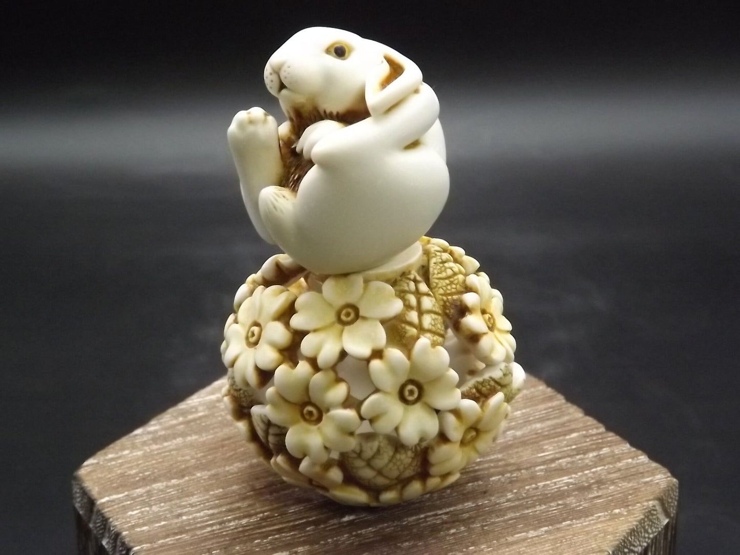 Adam Binder Eden series Yellow "Spring Forth". Rabbit hiding in some flowers. Excellent shape only 800 made in yellow!