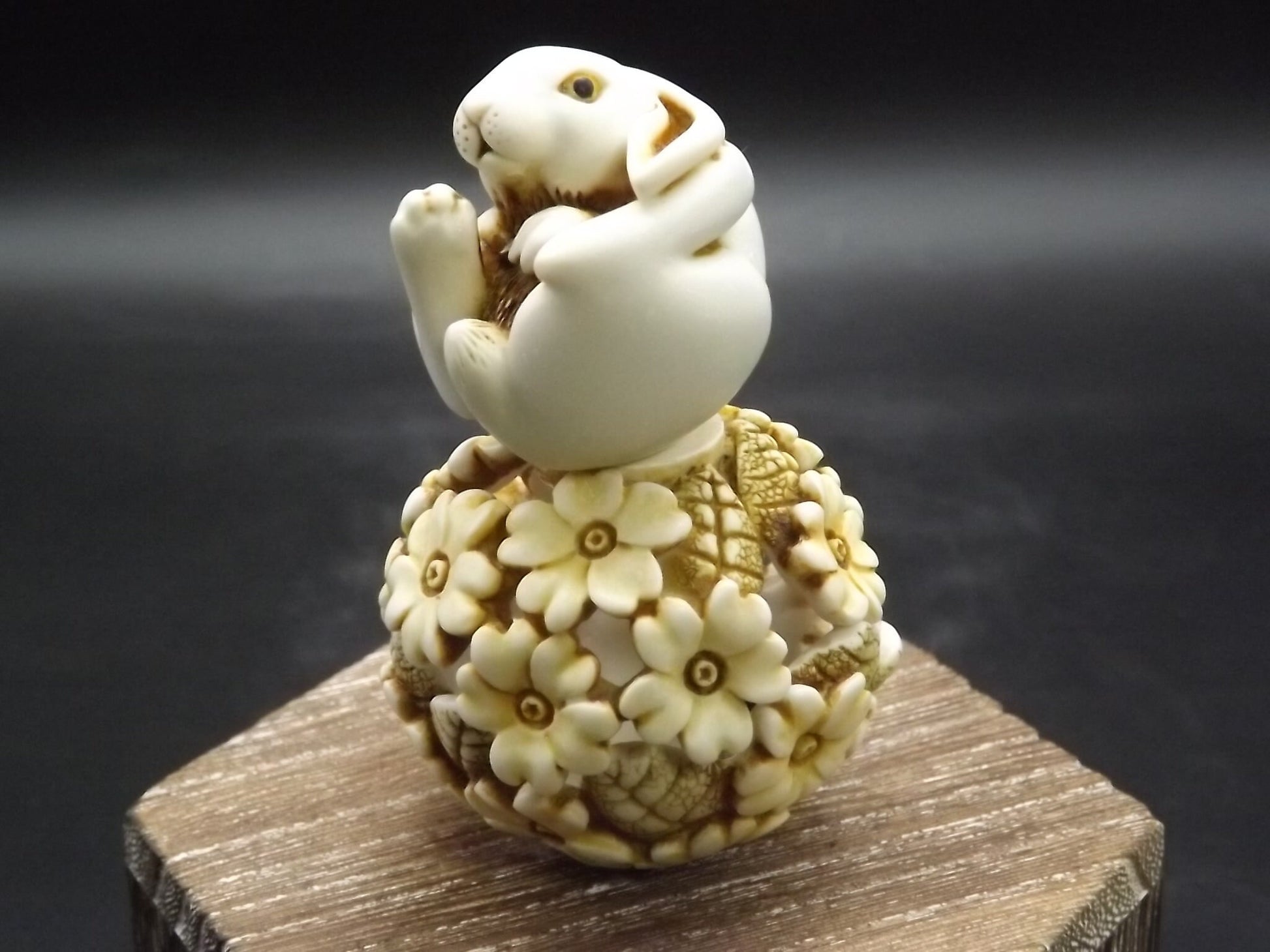 Adam Binder Eden series Yellow "Spring Forth". Rabbit hiding in some flowers. Excellent shape only 800 made in yellow!