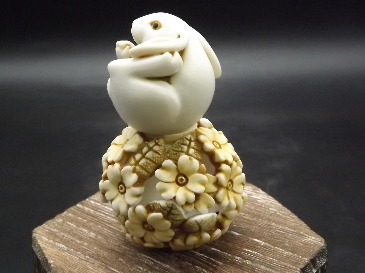 Adam Binder Eden series Yellow "Spring Forth". Rabbit hiding in some flowers. Excellent shape only 800 made in yellow!