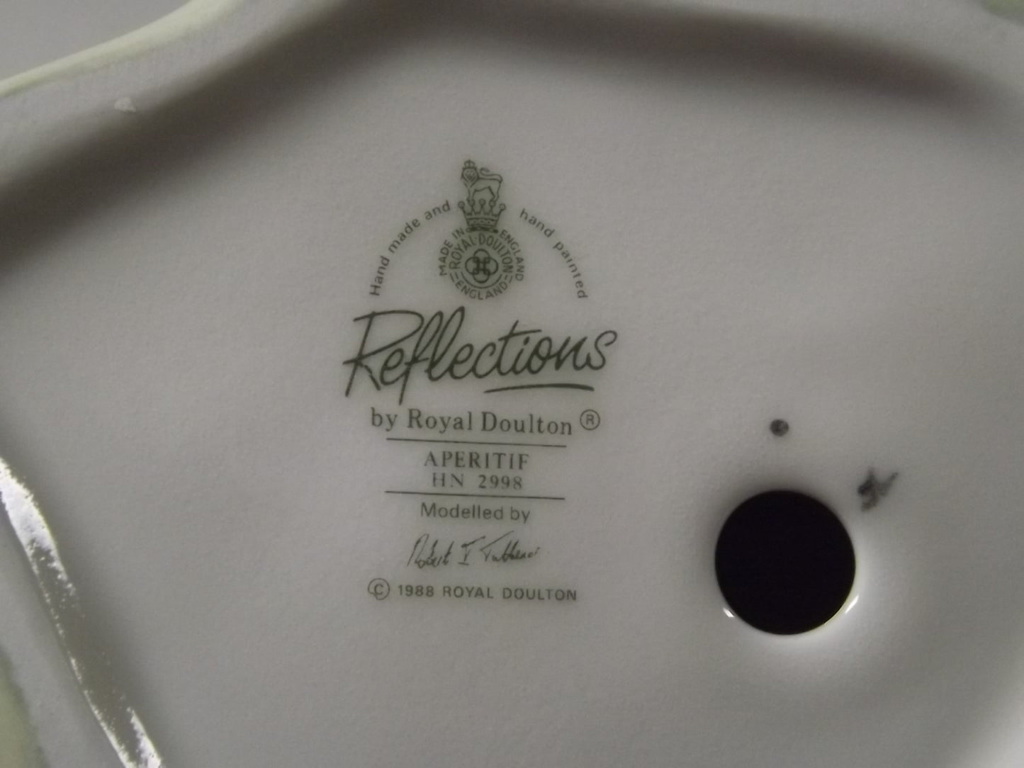 Vintage Royal Doulton Reflections "Aperitif" figurine HN 2998. Excellent condition!