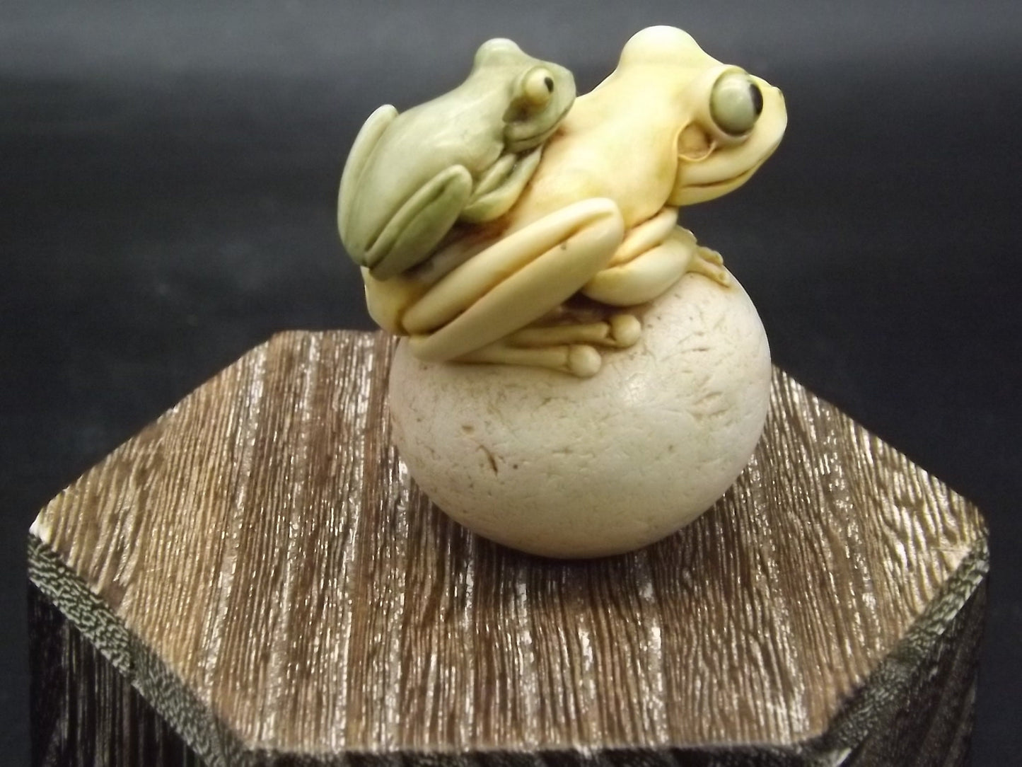 Adam Binder Netsuke series "S. Leapfrog". With original box and COA. Excellent shape limited edition #21/150.