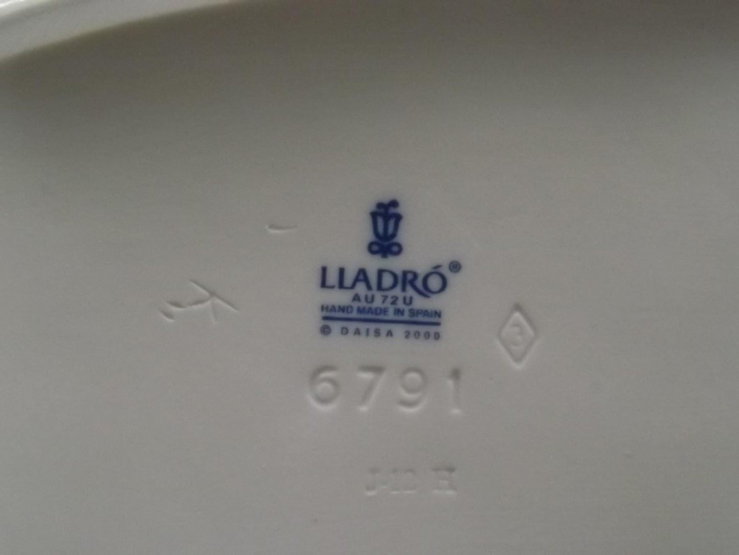 Vintage Lladro "Taking A Snooze" Baby sleeping on a pillow, #6791 (2001, with Box)