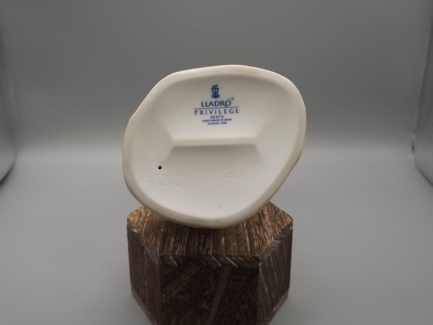 Vintage Lladro "Flowers for a Goddess" Figurine #7709 - Lady with Flowers, Original Box