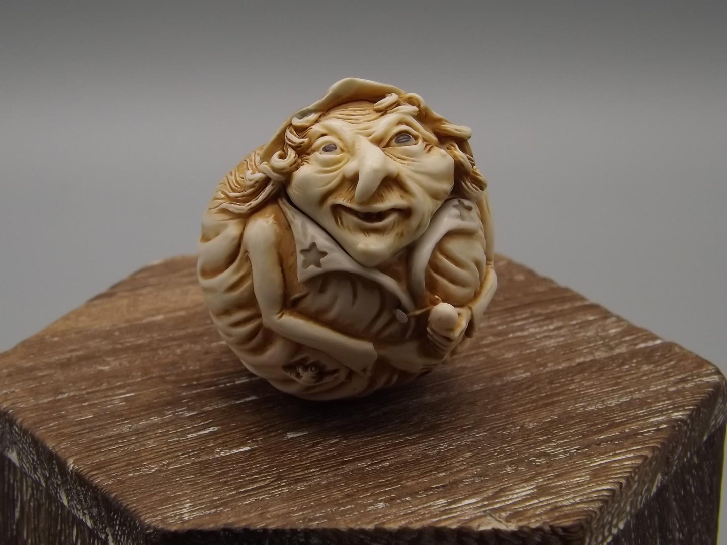 Harmony Kingdom Hilda Witch Figurine: Roly Poly Treasure Jest