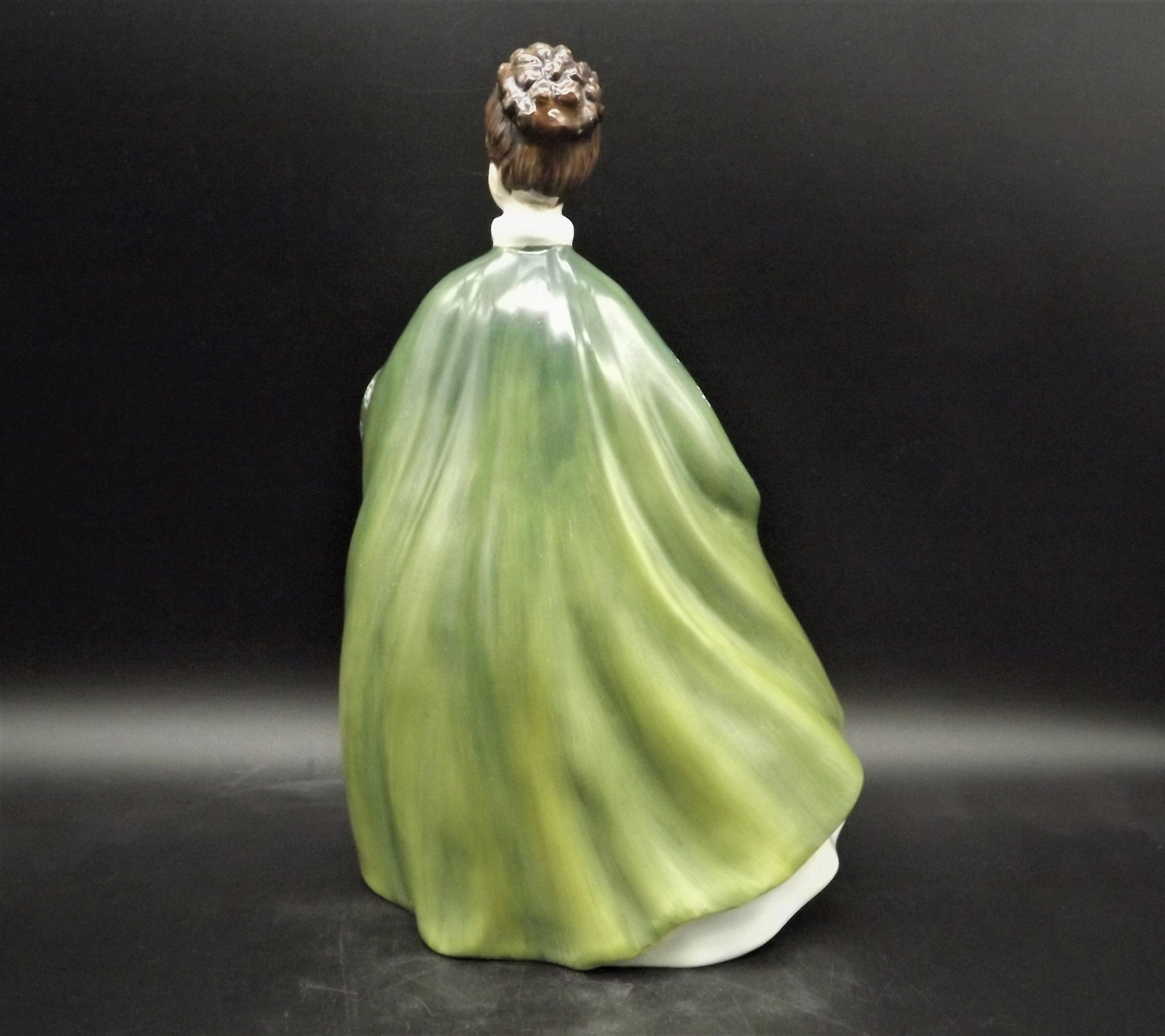 Vintage Royal Doulton Figurine: "Premiere" HN 2343, Regal Lady