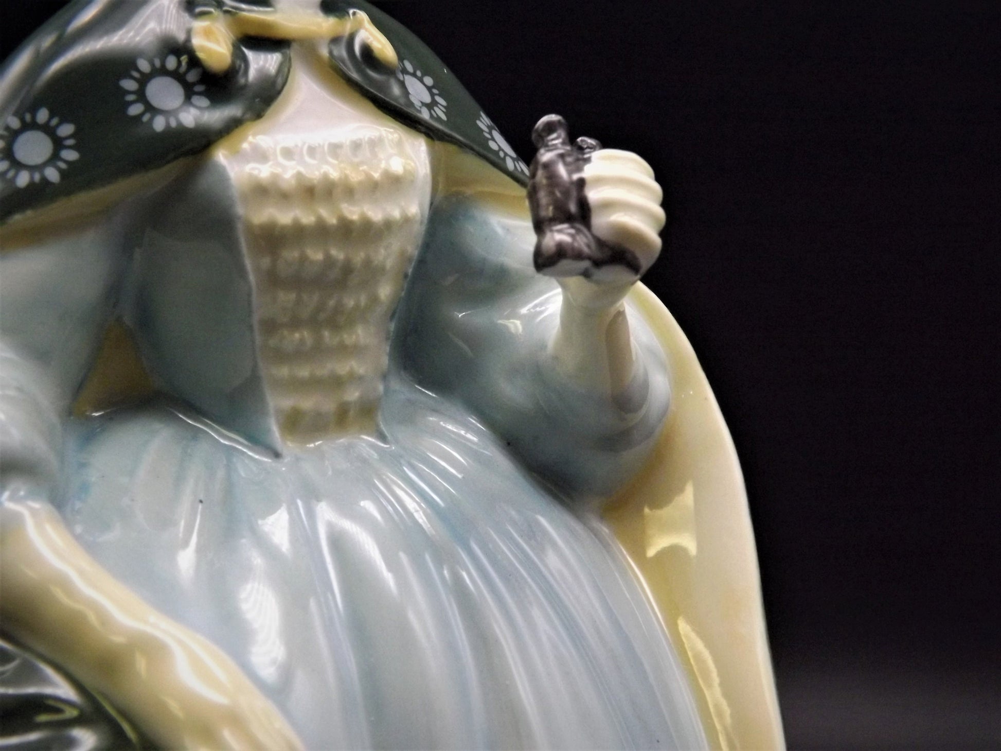 Vintage Royal Doulton Figurine: "Premiere" HN 2343, Regal Lady