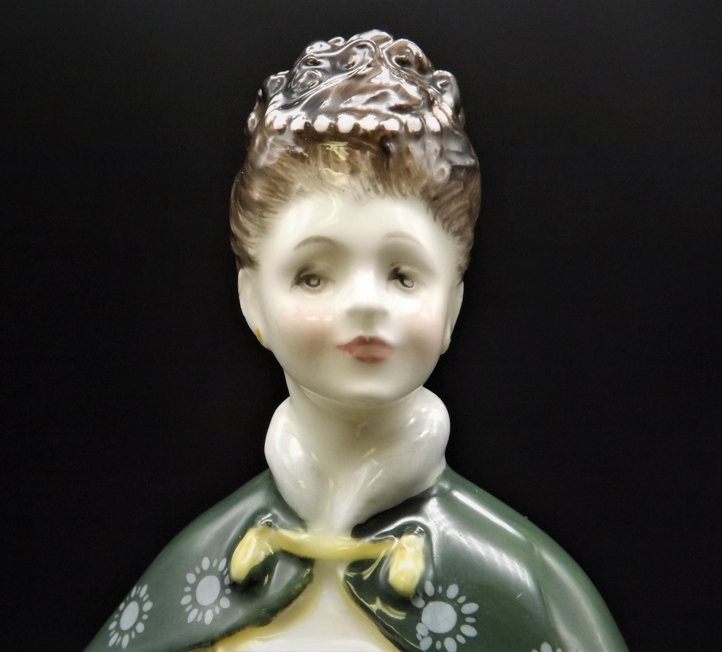 Vintage Royal Doulton Figurine: "Premiere" HN 2343, Regal Lady
