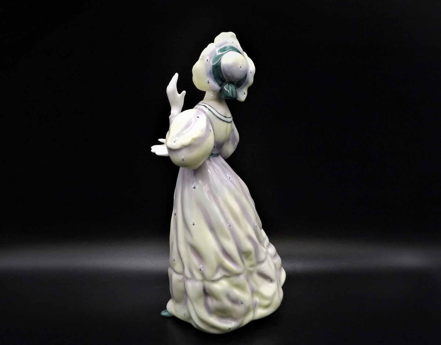 Vintage Royal Doulton Bone China Figurine: Grand Manner Lady HN2723