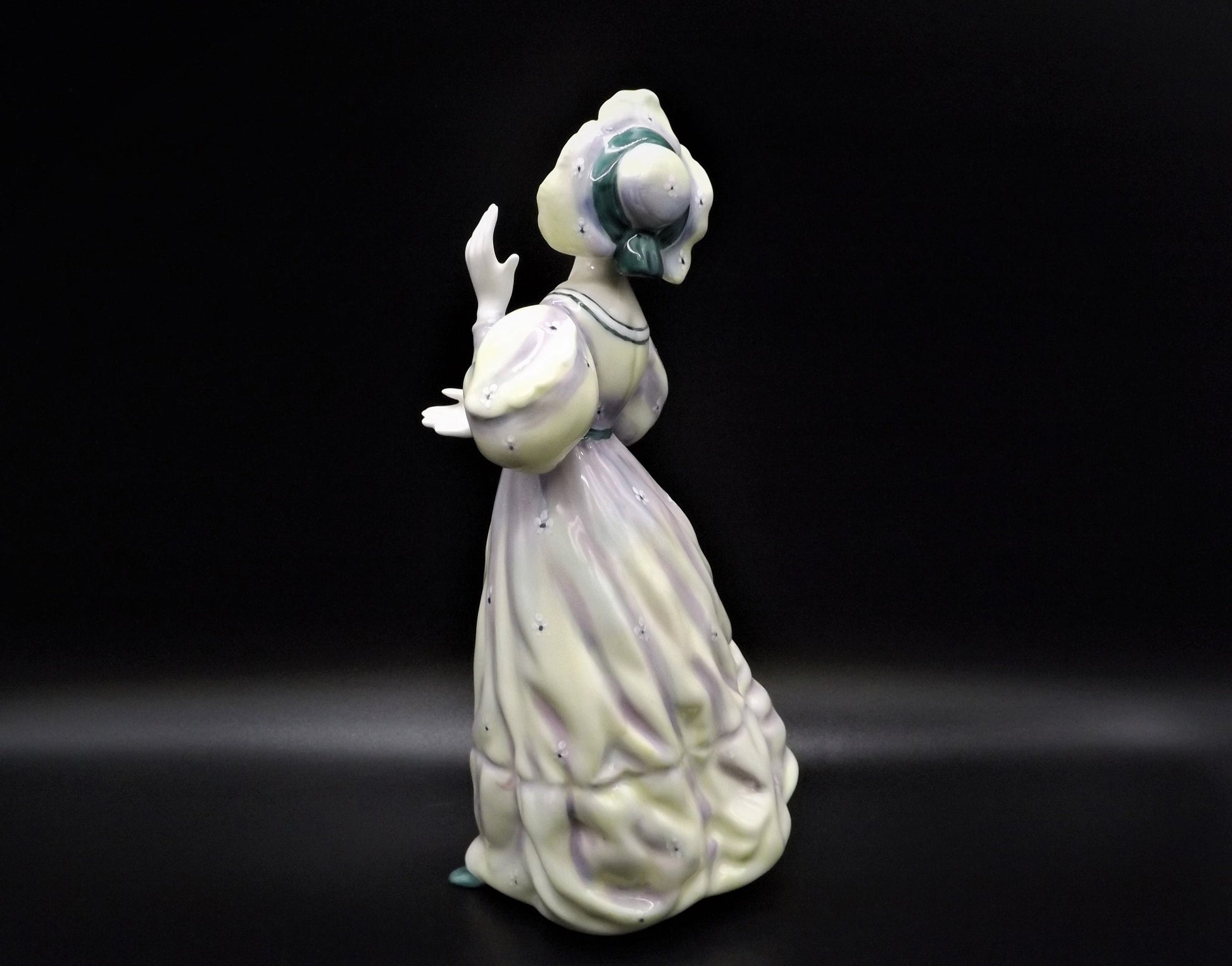 Vintage Royal Doulton Bone China Figurine: Grand Manner Lady HN2723