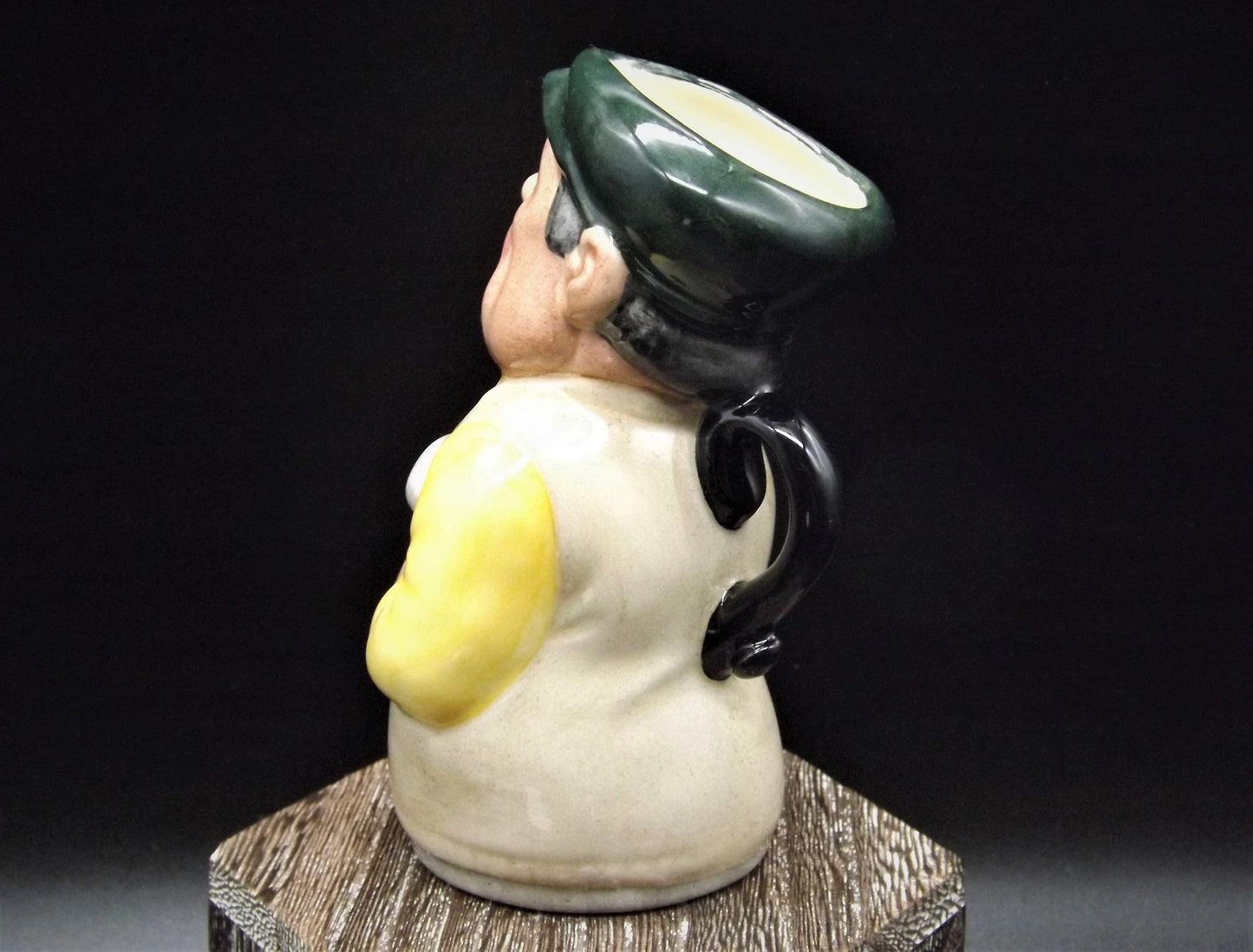 Closeout Sale! Vintage 1985 Royal Doulton Doultonville Collection D-6740 Major Green The Golfer. Excellent condition no box.