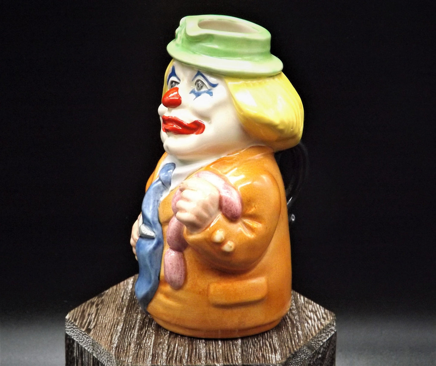 Closeout Sale! Vintage 1986 Royal Doulton Doultonville Collection D-6768 Charlie Cheer The Clown. Excellent condition no box.