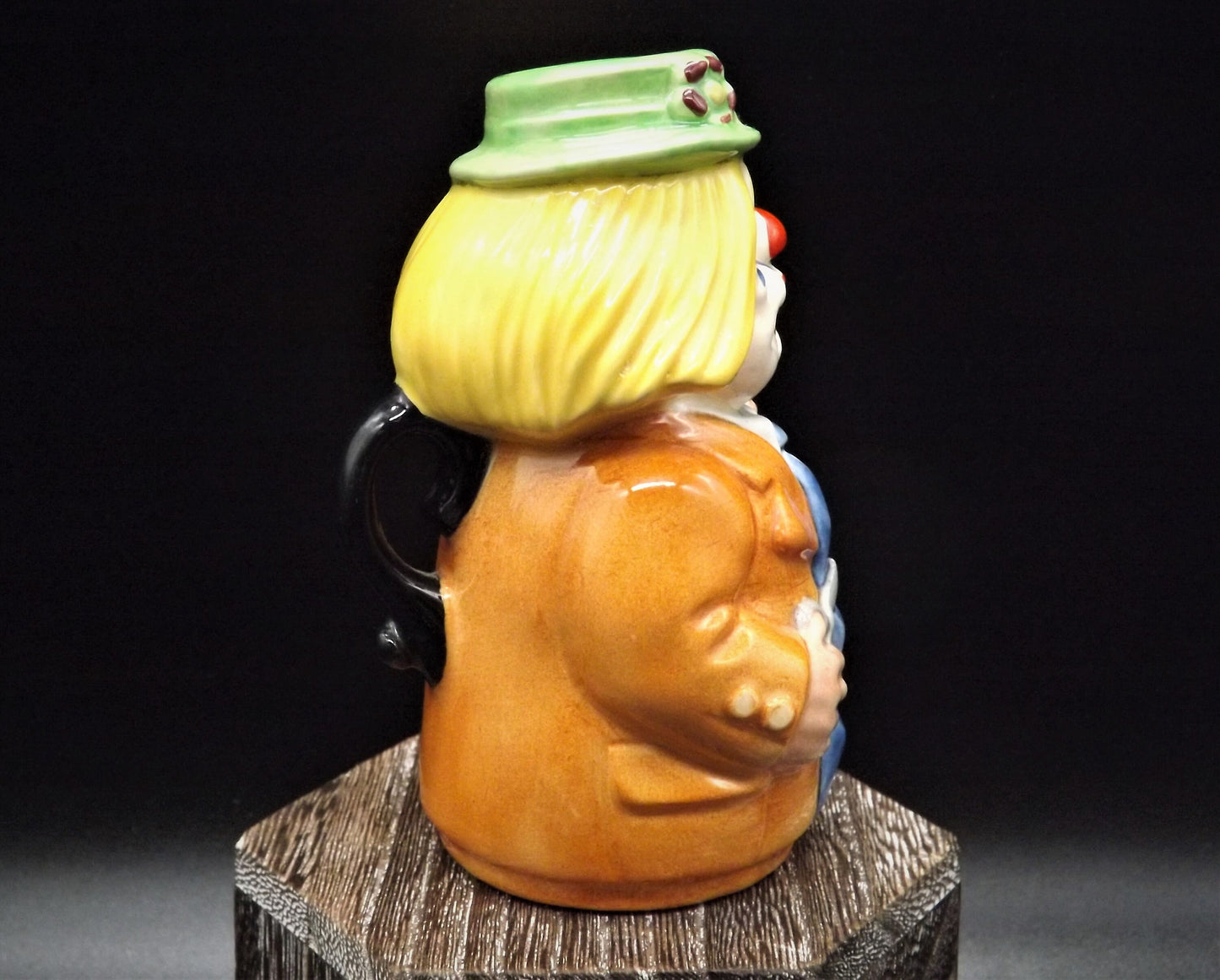 Closeout Sale! Vintage 1986 Royal Doulton Doultonville Collection D-6768 Charlie Cheer The Clown. Excellent condition no box.