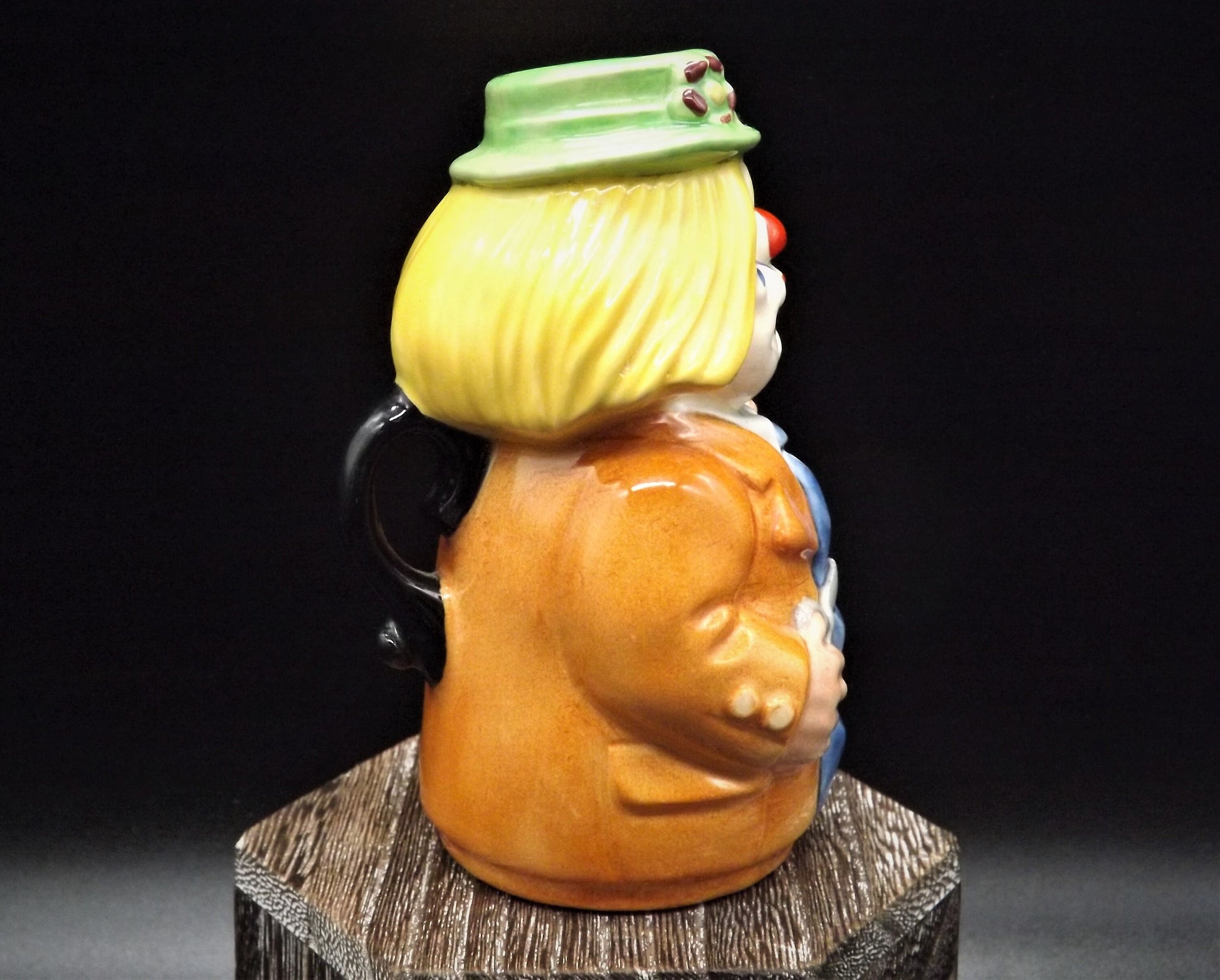 Closeout Sale! Vintage 1986 Royal Doulton Doultonville Collection D-6768 Charlie Cheer The Clown. Excellent condition no box.