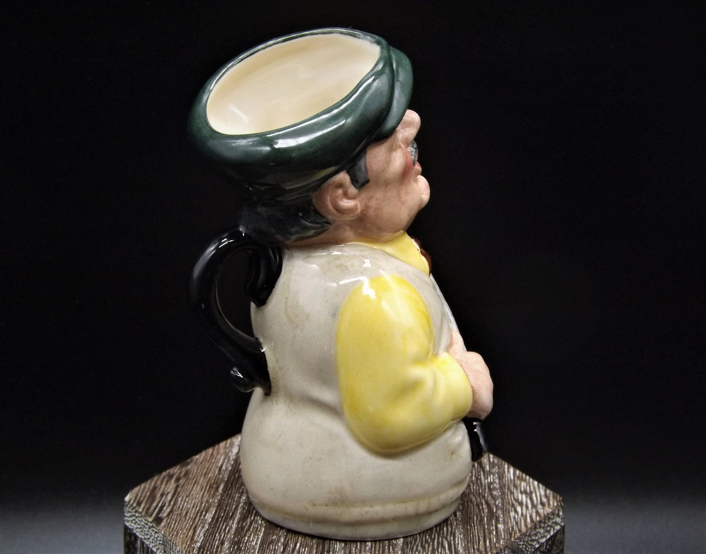 Closeout Sale! Vintage 1985 Royal Doulton Doultonville Collection D-6740 Major Green The Golfer. Excellent condition no box.