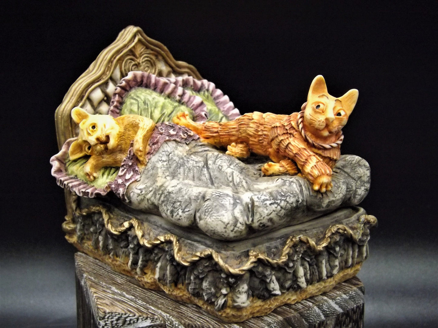 Harmony Kingdom Clair De Lune "Beauregard and Baby's Bed" Treasure jest.