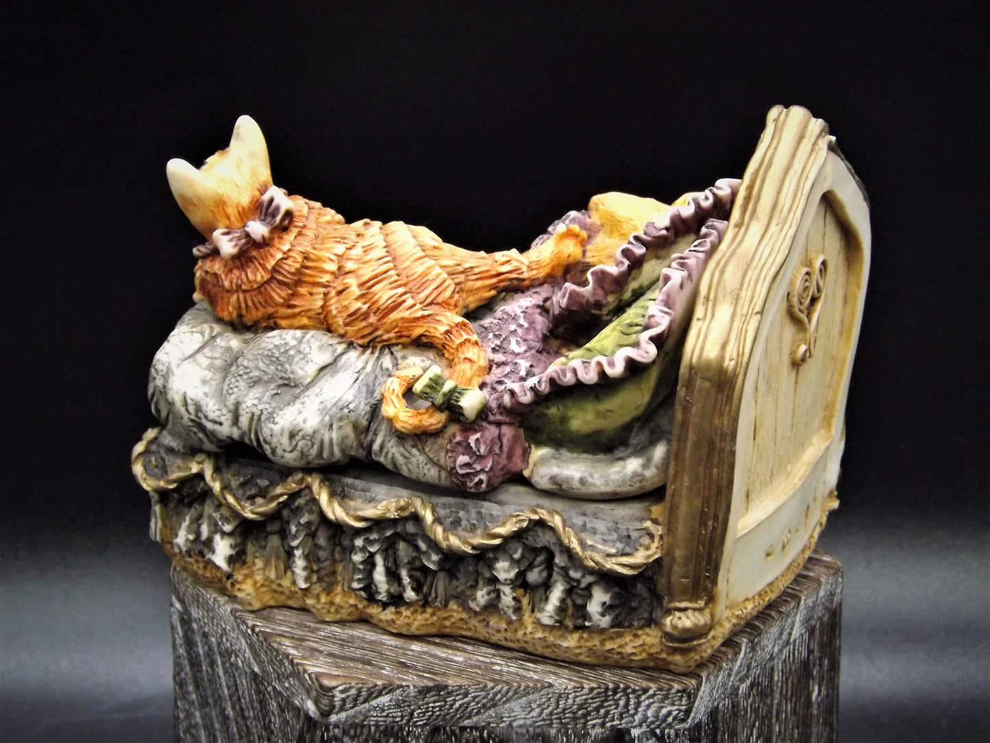 Harmony Kingdom Clair De Lune "Beauregard and Baby's Bed" Treasure jest.