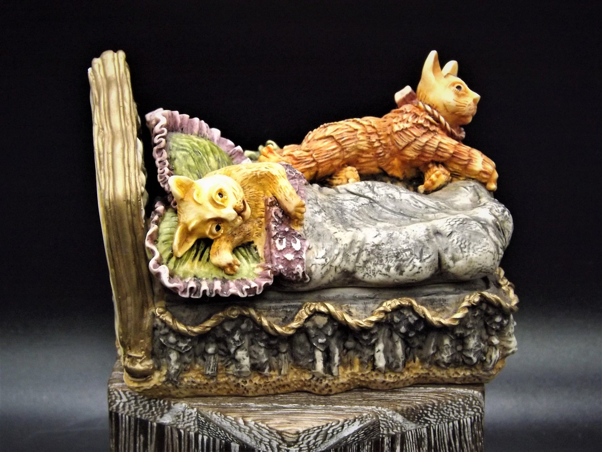 Harmony Kingdom Clair De Lune "Beauregard and Baby's Bed" Treasure jest.