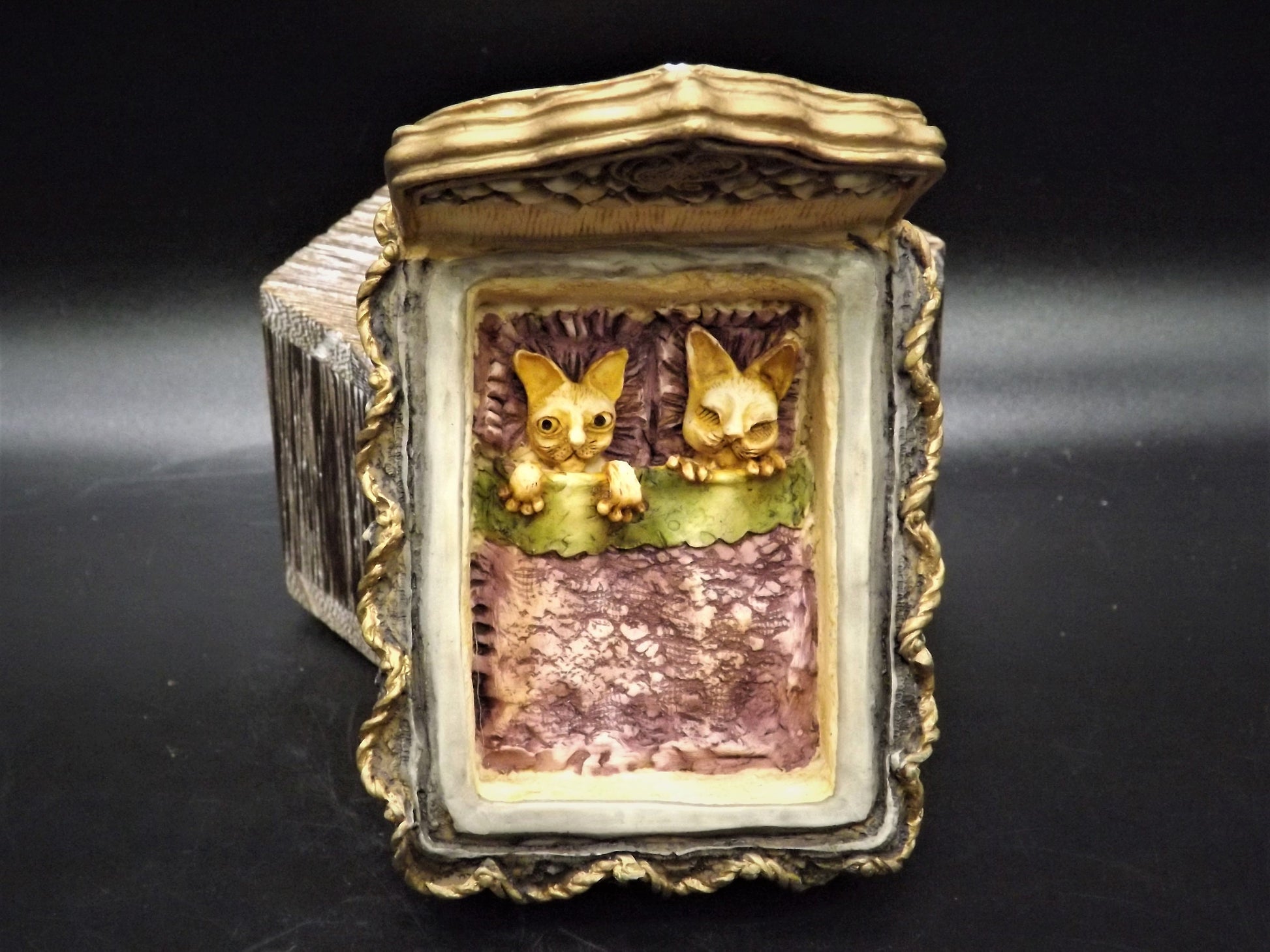 Harmony Kingdom Clair De Lune "Beauregard and Baby's Bed" Treasure jest.