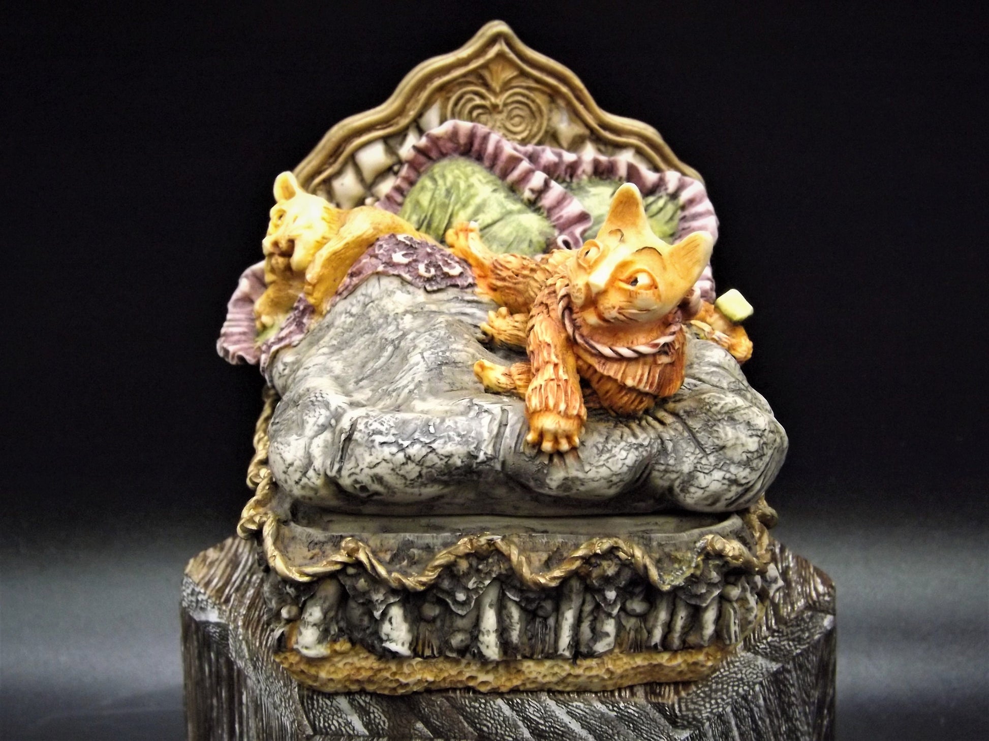 Harmony Kingdom Clair De Lune "Beauregard and Baby's Bed" Treasure jest.