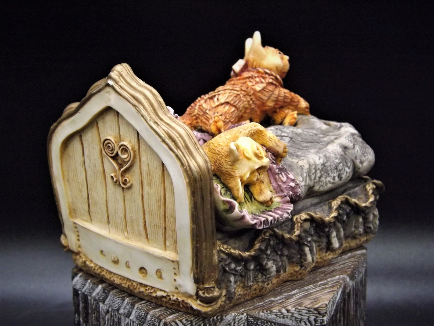 Harmony Kingdom Clair De Lune "Beauregard and Baby's Bed" Treasure jest.