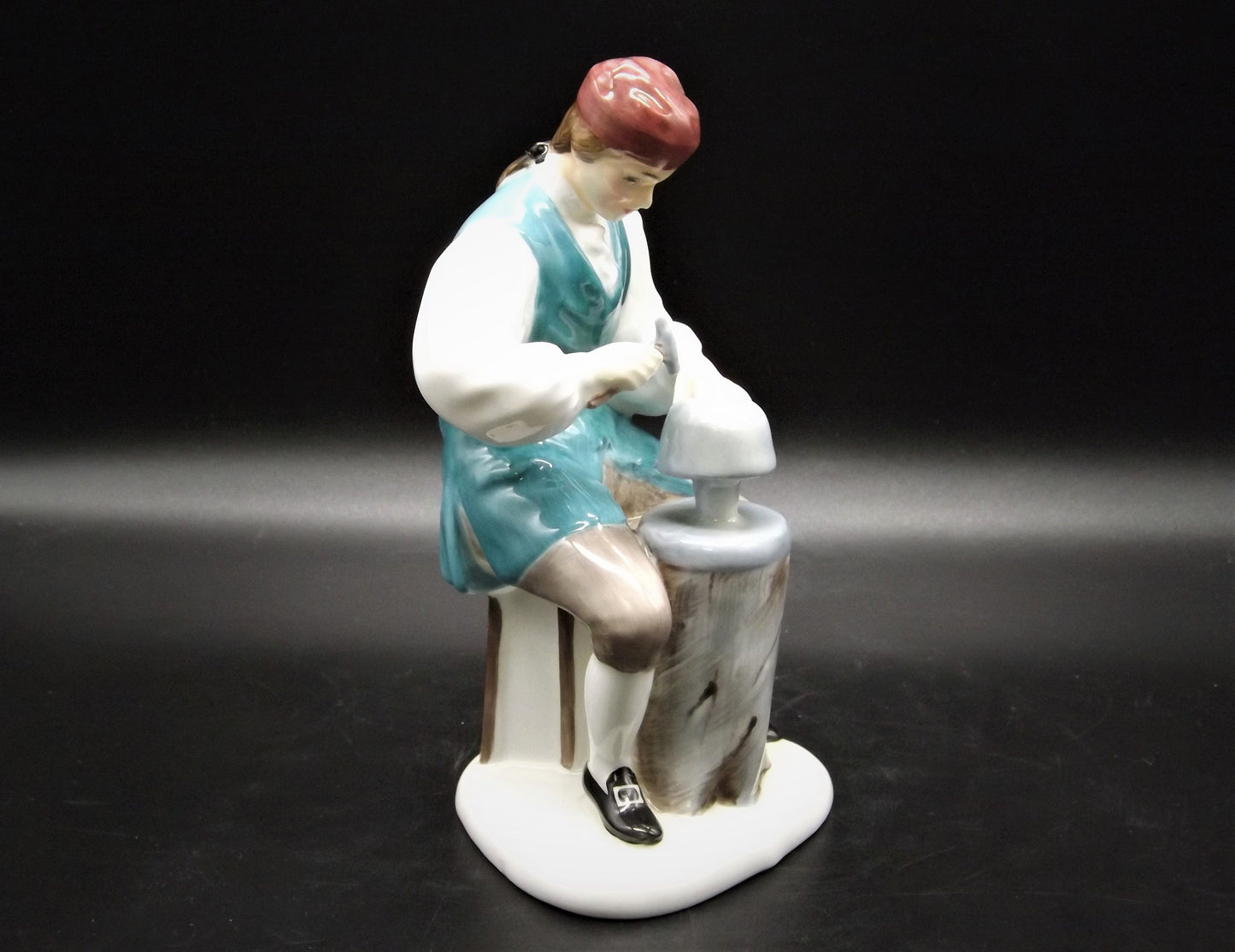 Vintage Royal Doulton Silversmith Figurine: Williamsburg HN2208