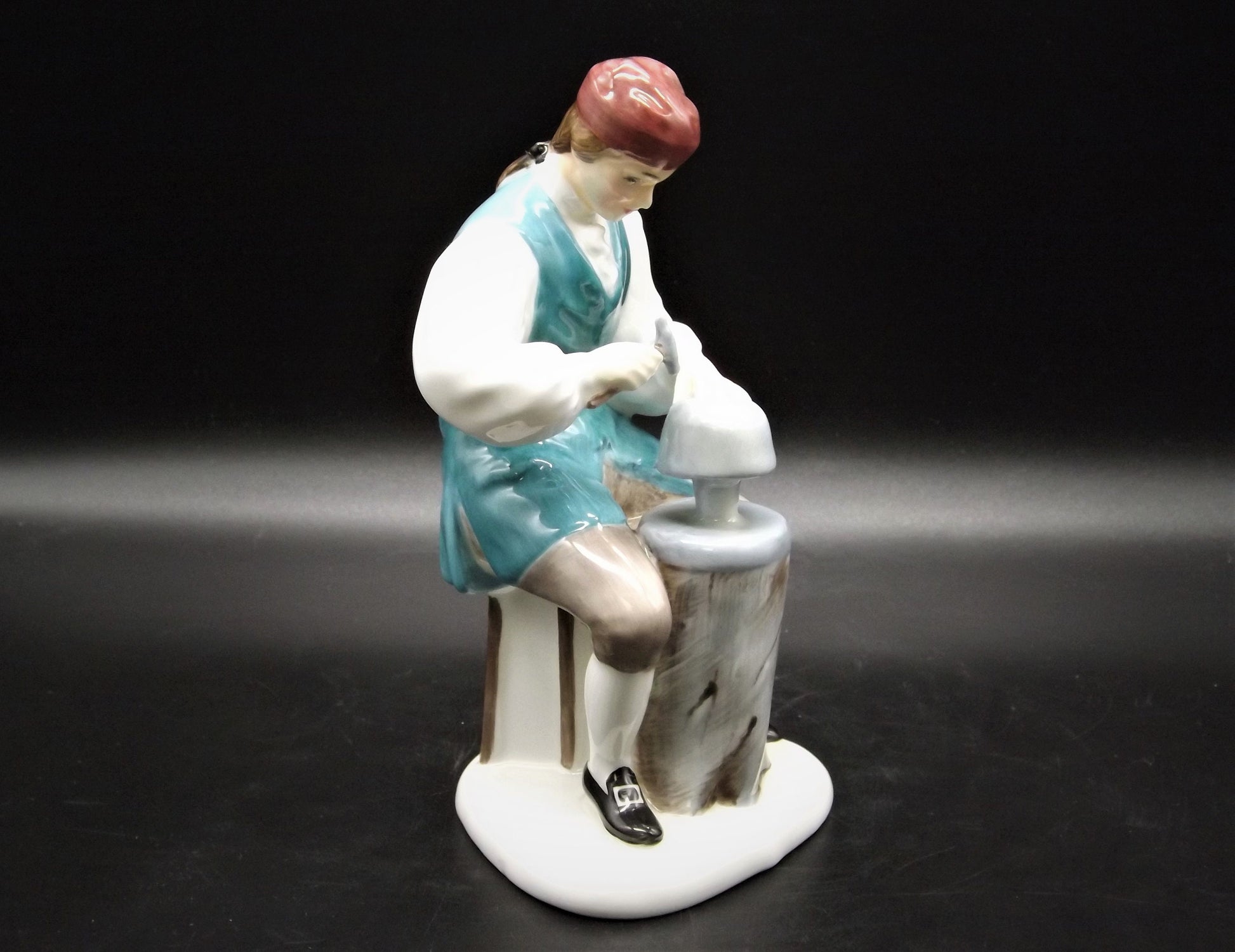Vintage Royal Doulton Silversmith Figurine: Williamsburg HN2208