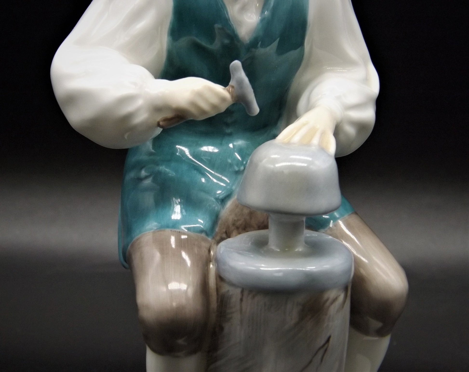Vintage Royal Doulton Silversmith Figurine: Williamsburg HN2208