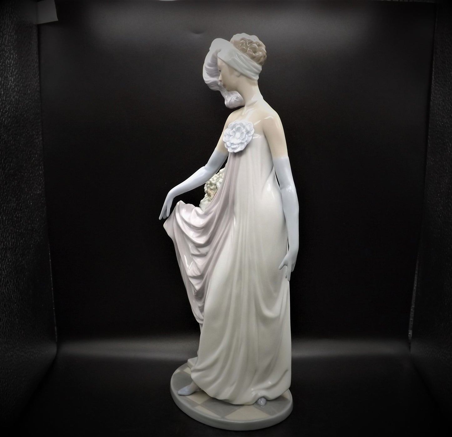 Vintage Lladro Figurine: "Socialite of the 20's" #5283, Original Box