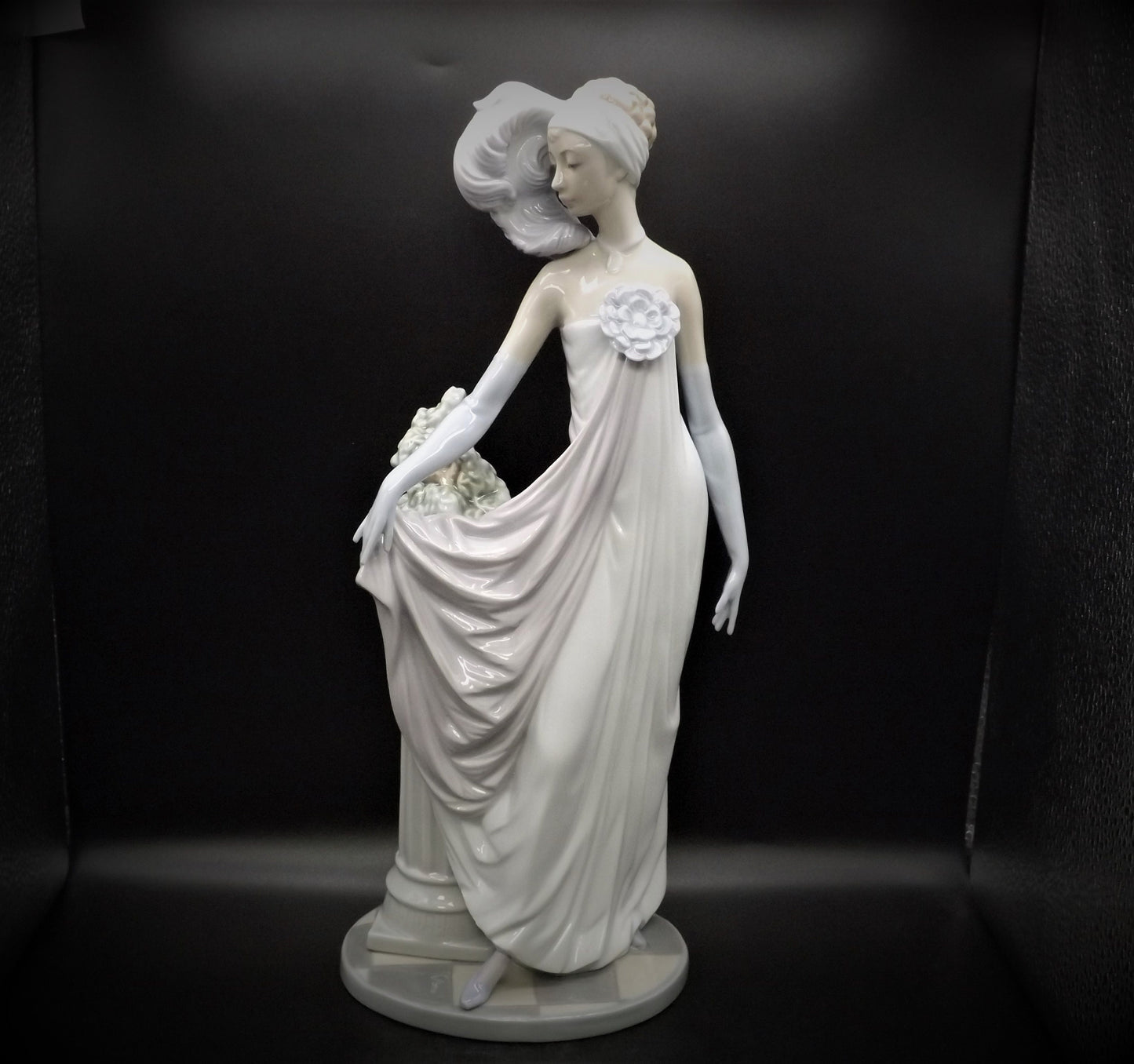 Vintage Lladro Figurine: "Socialite of the 20's" #5283, Original Box