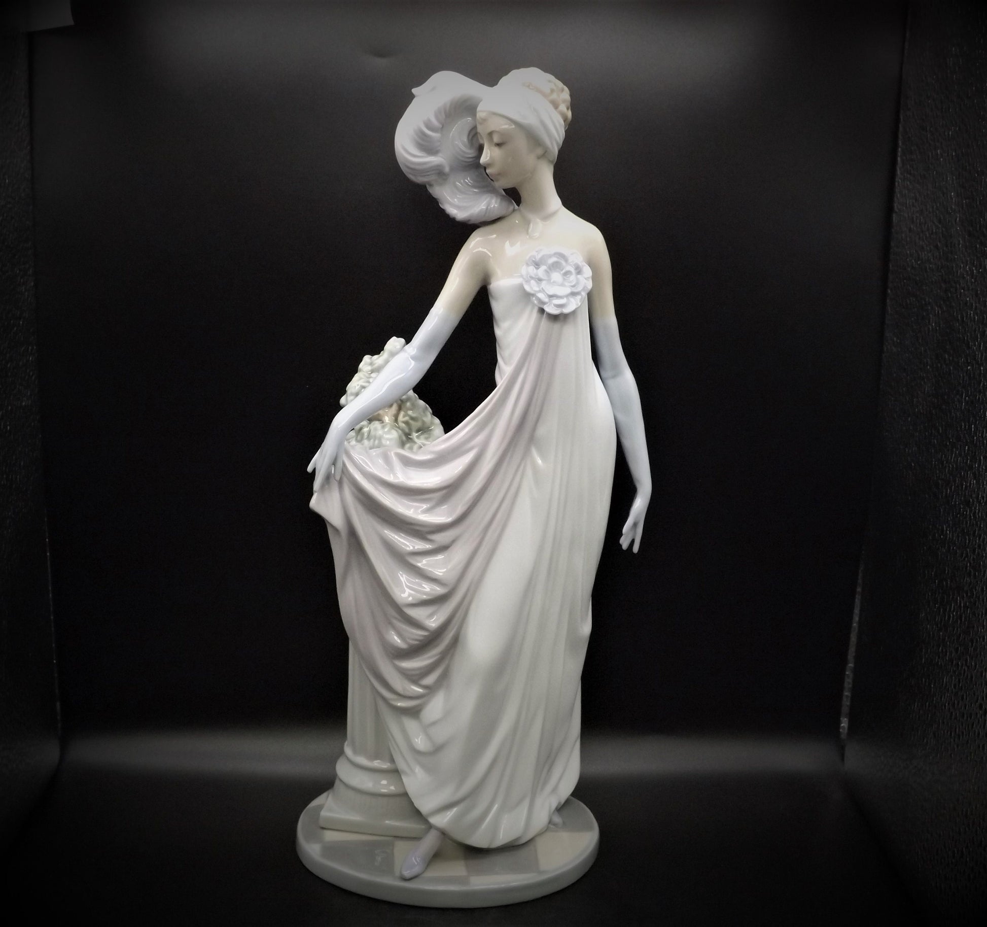 Vintage Lladro Figurine: "Socialite of the 20's" #5283, Original Box