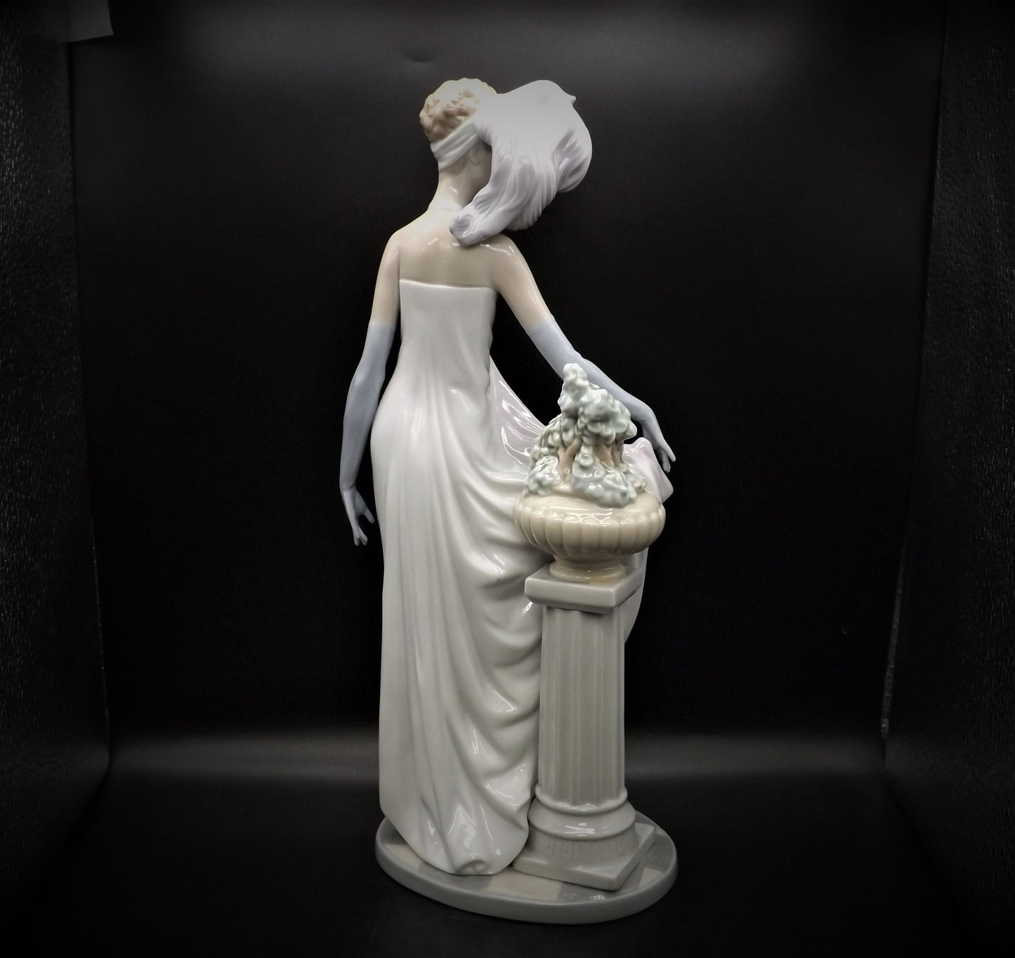 Vintage Lladro Figurine: "Socialite of the 20's" #5283, Original Box