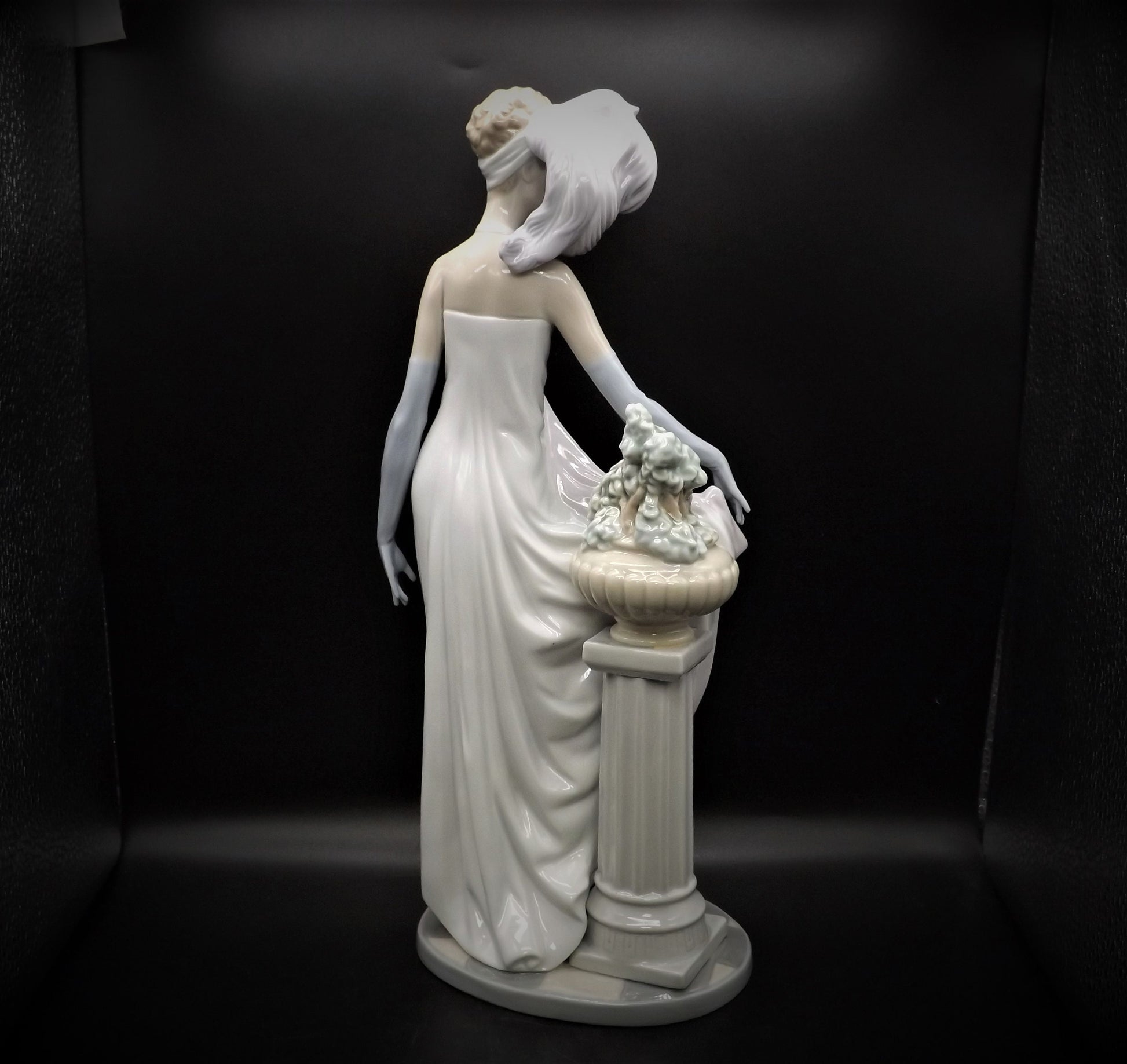 Vintage Lladro Figurine: "Socialite of the 20's" #5283, Original Box