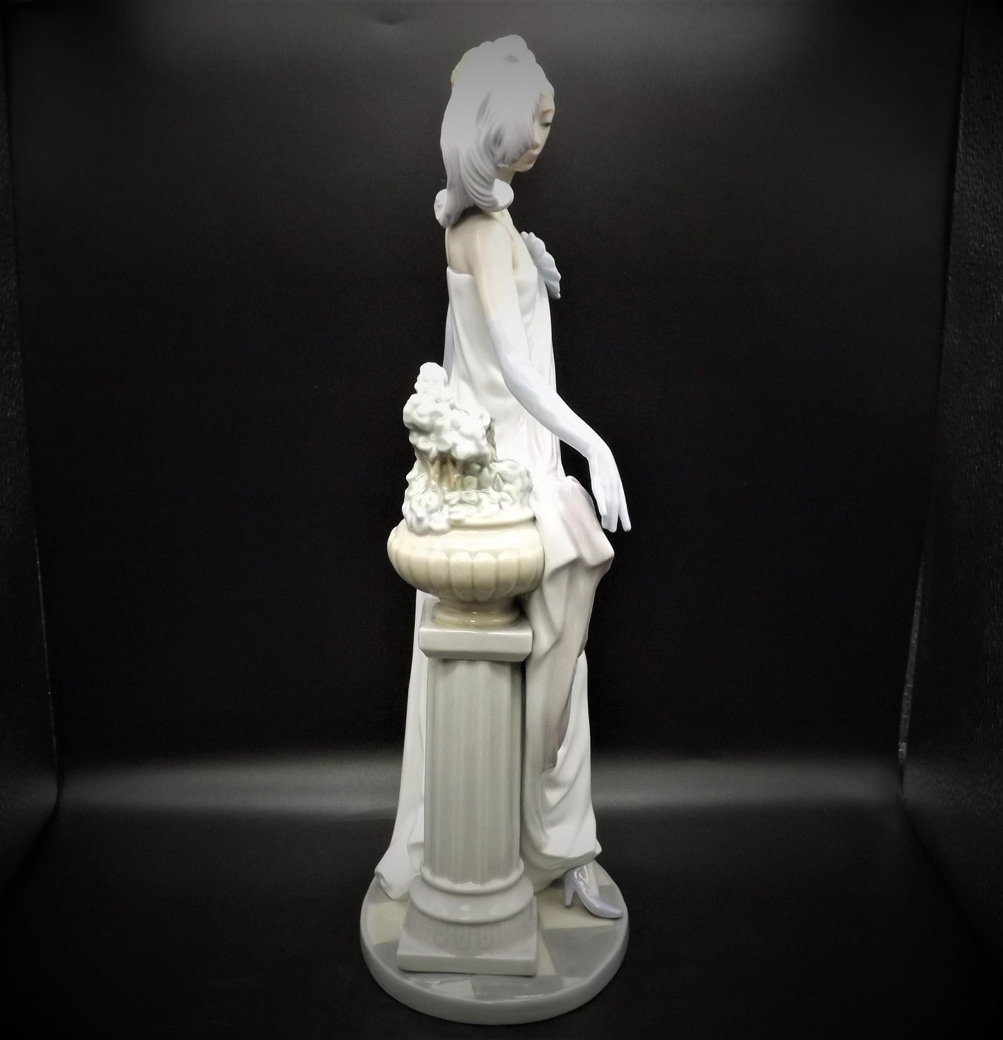 Vintage Lladro Figurine: "Socialite of the 20's" #5283, Original Box