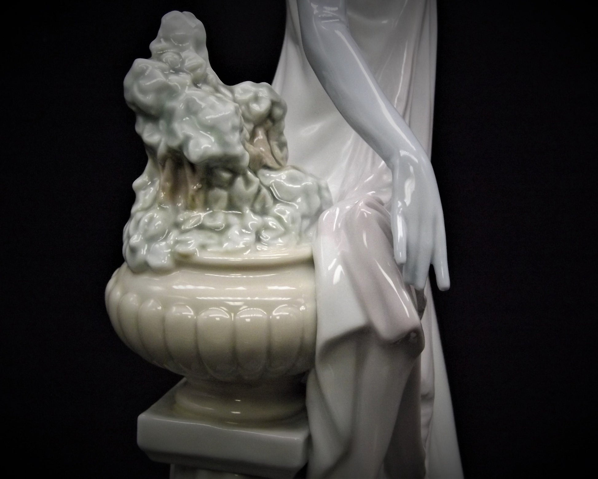 Vintage Lladro Figurine: "Socialite of the 20's" #5283, Original Box