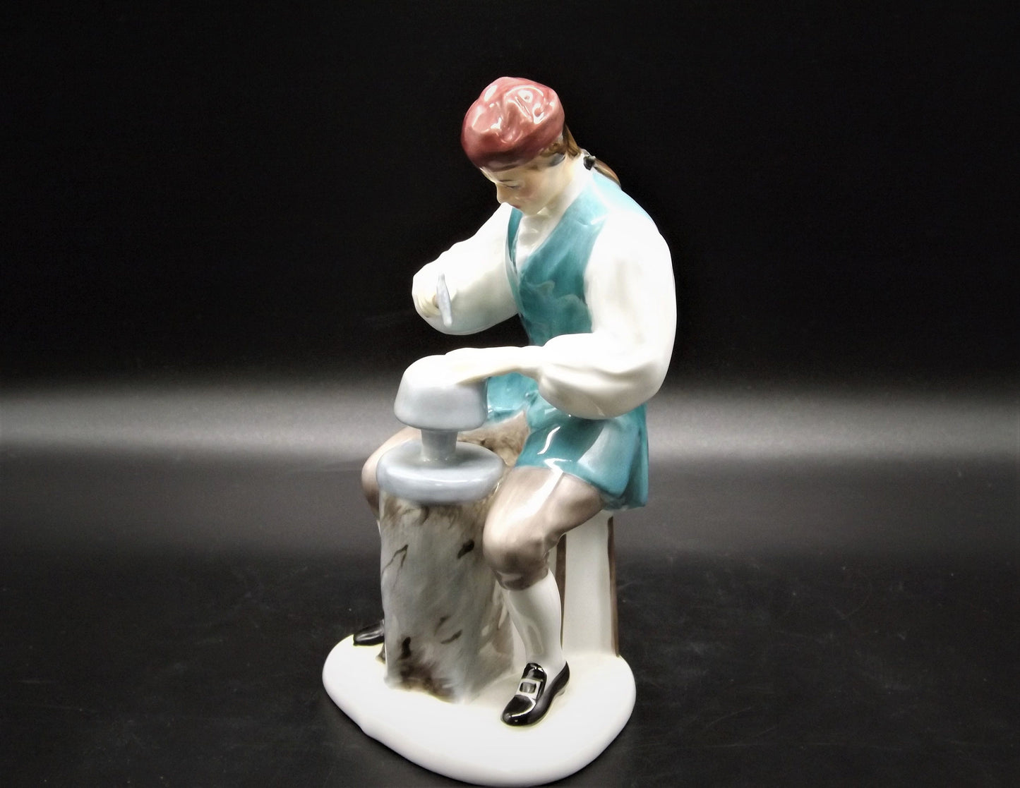 Vintage Royal Doulton Silversmith Figurine: Williamsburg HN2208